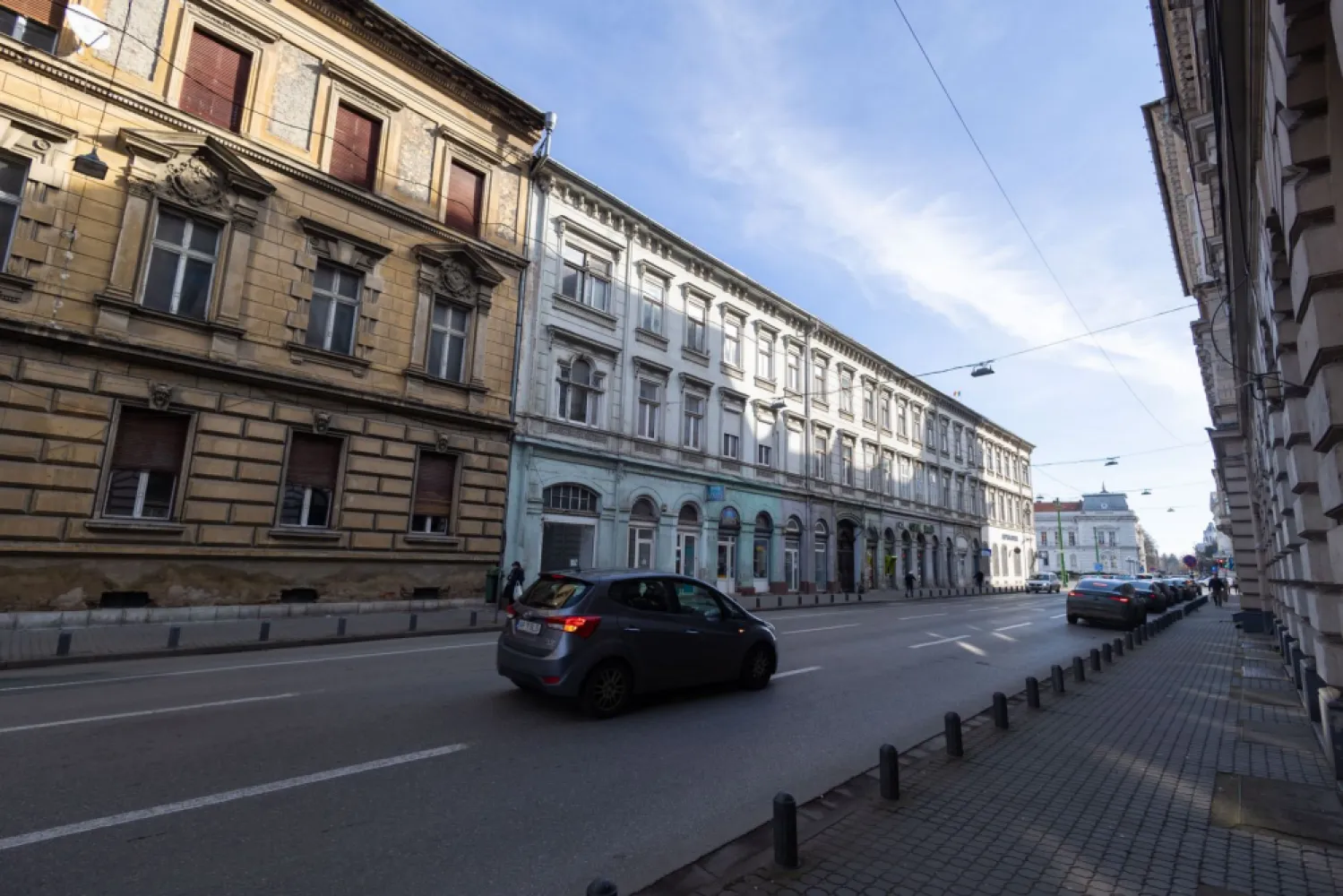PRET NOU! Apartament decomandat 3 camere - str. Horia - COMISION 0% - Vă prezint un apartament spațios de 108 mp construiți, situat ultracentral pe strada Horia, în inima Aradului, la kilometrul 0. Apartamentul se află la parterul unui bloc de 4 etaje și este decomandat, oferind o compartimentare practică și versatilă.

Detalii cheie:
- 3 camere generoase, 2 băi, bucătărie si 2 holuri ce facilitează o bună organizare
- Parchet din lemn masiv: păstrat în stare bună
- Geamuri termopan: pentru eficiență energetică și confort
- Centrală termică pe gaz

Apartamentul necesită renovare, însă oferă o bază solidă și anumite îmbunătățiri existente, fiind ideal atât pentru locuit, cât și pentru diverse activități comerciale: spațiu de birouri, cabinet medical, sau alte servicii.
Locația este atuul principal: poziționat ultracentral, în apropierea principalelor puncte de interes, acces facil la transport public, instituții, restaurante și alte facilități.

Nu ratați această oportunitate de a deține un apartament într-o zonă premium din Arad!
Pentru mai multe detalii sau pentru programarea unei vizionări, contactează-mă la 0755 274 519 - Daniel Hord - Consultant imobiliar

Nu dispui de toată suma? Te ajutăm noi gratuit! Îți obținem oferte de la 16 bănci
Ai o proprietate de vânzare în Arad și vrei să știi cât valorează cu adevărat?
Sună-mă pentru o evaluare GRATUITĂ!

Birou: ACASĂ | Agenție imobiliară Arad
Adresă: Bulevardul Decebal 2, Arad 310133