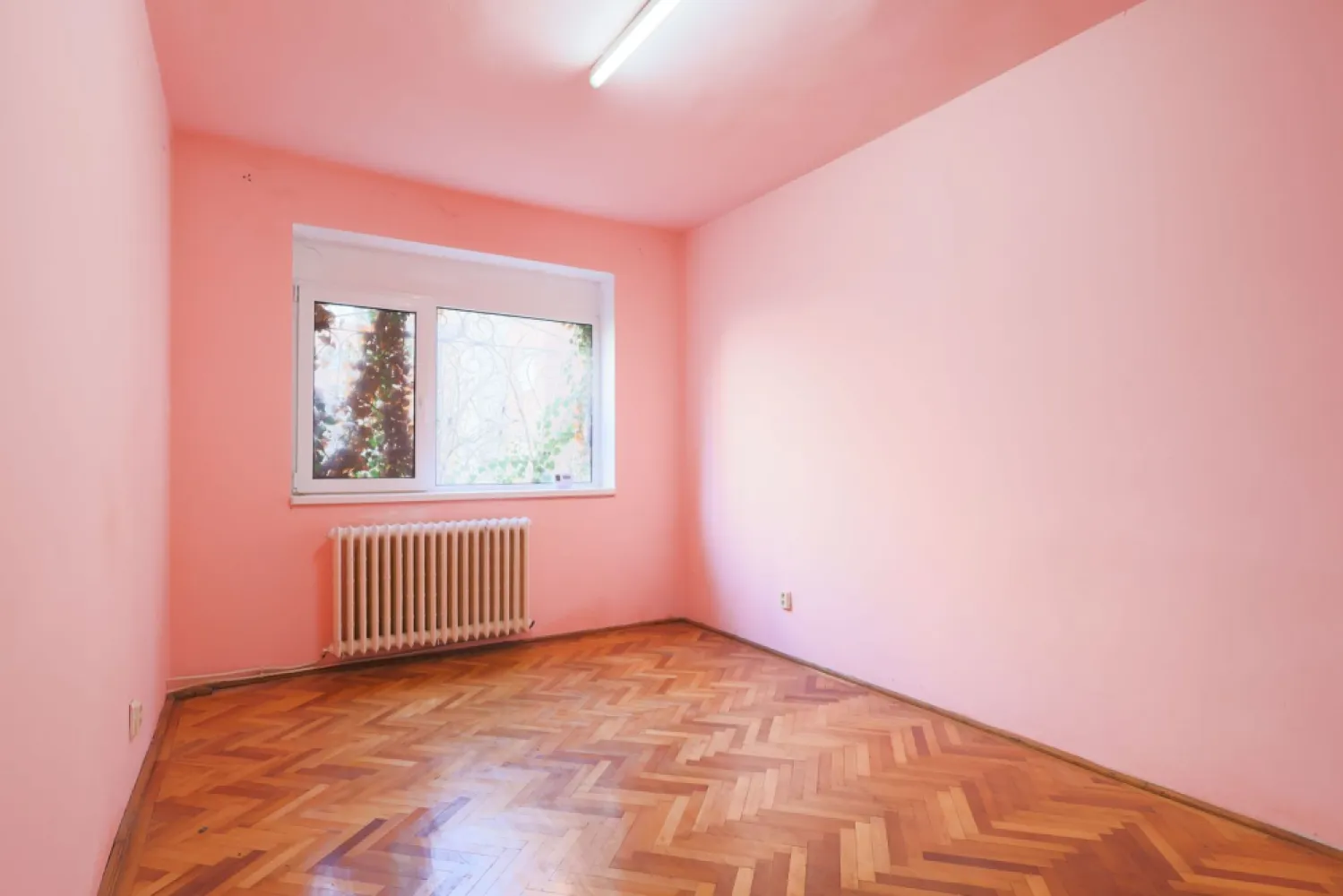 PRET NOU! Apartament decomandat 3 camere - str. Horia - COMISION 0% - Vă prezint un apartament spațios de 108 mp construiți, situat ultracentral pe strada Horia, în inima Aradului, la kilometrul 0. Apartamentul se află la parterul unui bloc de 4 etaje și este decomandat, oferind o compartimentare practică și versatilă.

Detalii cheie:
- 3 camere generoase, 2 băi, bucătărie si 2 holuri ce facilitează o bună organizare
- Parchet din lemn masiv: păstrat în stare bună
- Geamuri termopan: pentru eficiență energetică și confort
- Centrală termică pe gaz

Apartamentul necesită renovare, însă oferă o bază solidă și anumite îmbunătățiri existente, fiind ideal atât pentru locuit, cât și pentru diverse activități comerciale: spațiu de birouri, cabinet medical, sau alte servicii.
Locația este atuul principal: poziționat ultracentral, în apropierea principalelor puncte de interes, acces facil la transport public, instituții, restaurante și alte facilități.

Nu ratați această oportunitate de a deține un apartament într-o zonă premium din Arad!
Pentru mai multe detalii sau pentru programarea unei vizionări, contactează-mă la 0755 274 519 - Daniel Hord - Consultant imobiliar

Nu dispui de toată suma? Te ajutăm noi gratuit! Îți obținem oferte de la 16 bănci
Ai o proprietate de vânzare în Arad și vrei să știi cât valorează cu adevărat?
Sună-mă pentru o evaluare GRATUITĂ!

Birou: ACASĂ | Agenție imobiliară Arad
Adresă: Bulevardul Decebal 2, Arad 310133