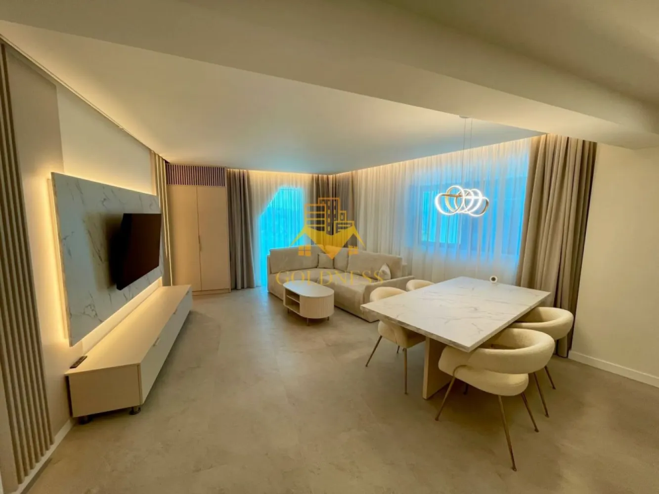 3 camere, Zorilor, Premium, Wings, Prima închiriere, Frunzișului - GOLDNESS Imobiliare vă propune spre închiriere un apartament cu 3 camere complet mobilat și utilat, la etajul 1 într-un imobil de 10 etaje, în Cartierul Zorilor.
Dispune de loc de parcare subteran!
Se află în apropierea stațiilor de transport în comun, magazine, restaurante, spații verzi, farmacii, etc. 

Apartamentul este compartimentat astfel:
 - dormitor cu pat matrimonial, dressing, noptiere
 - dormitor cu pat matrimonial, dressing 
 - living cu canapea extensibilă 
 - bucătărie open space complet utilată și mobilată, loc de servit masa 
 - baie cu cabina de dus, calorifer port prosop și dulap pentru depozitare.
 - baie cu dus walkin 
 - terasa de 12mp

Imobilul este dotat cu toate cele necesare- centrală proprie cu încălzire prin pardoseala, frigider, aragaz, hotă, mașină de spălat haine și vase, etc. 

Dacă sunteți interesați de acest apartament și doriți să îl vizionați, dar și pentru alte oferte nu ezitați să ne contactați telefonic sau prin e-mail. Vă stăm la dispoziție!
Pentru intermediere se percepe un comision de 50% din prețul chiriei!