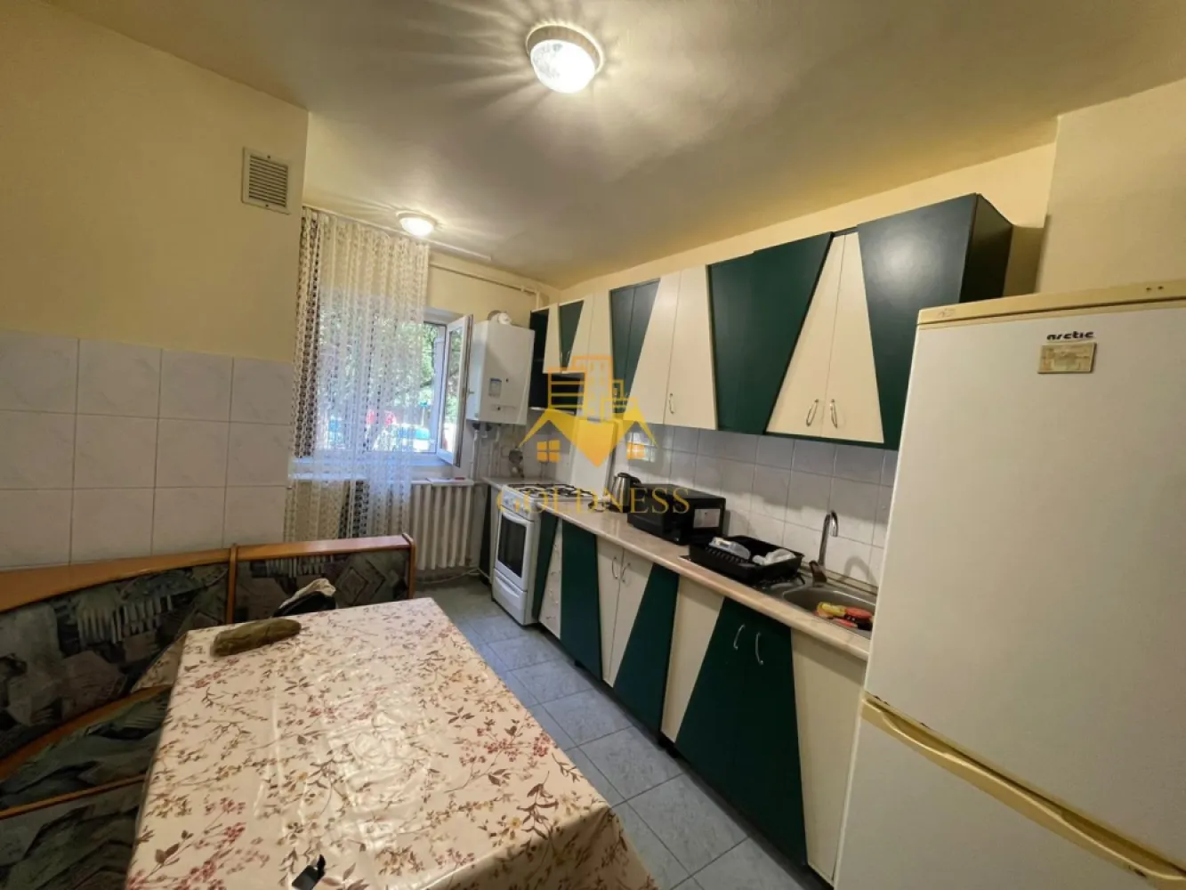 3 Camere decomandate, Parcare, UMF, UTCN,Observatorului, Sigma, Mol - GOLDNESS Imobiliare vă propune spre închiriere un apartament cu 3 camere complet mobilat și utilat, la parterul unui imobil de 5 etaje, în Cartierul Zorilor!
Dispune de loc de parcare contracost!
Se află în apropierea stațiilor de transport în comun, magazine, restaurante, spații verzi, farmacii, etc. 

Apartamentul este compartimentat astfel:
 - dormitor cu pat matrimonial, dressing, noptiere
 - dormitor cu canapea extensibila,birou si dressing.
 - living cu canapea extensibilă, loc de servit masa, mobilier
 -bucatarie complet utilată și mobilată, loc de servit masa
 - baie cu cada calorifer port prosop și dulap pentru depozitare.
 -baie de serviciu

Imobilul este dotat cu toate cele necesare- centrală proprie, frigider, aragaz, hotă, mașină de spălat haine, etc. 

Dacă sunteți interesați de acest apartament și doriți să îl vizionați, dar și pentru alte oferte nu ezitați să ne contactați telefonic sau prin e-mail. Vă stăm la dispoziție!
Pentru intermediere se percepe un comision de 50% din prețul chiriei!