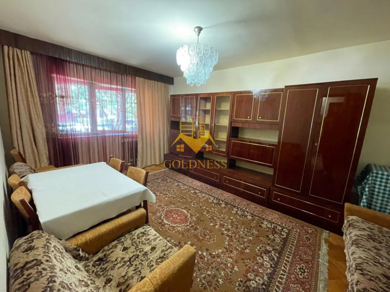 3 Camere decomandate, Parcare, UMF, UTCN,Observatorului, Sigma, Mol - GOLDNESS Imobiliare vă propune spre închiriere un apartament cu 3 camere complet mobilat și utilat, la parterul unui imobil de 5 etaje, în Cartierul Zorilor!
Dispune de loc de parcare contracost!
Se află în apropierea stațiilor de transport în comun, magazine, restaurante, spații verzi, farmacii, etc. 

Apartamentul este compartimentat astfel:
 - dormitor cu pat matrimonial, dressing, noptiere
 - dormitor cu canapea extensibila,birou si dressing.
 - living cu canapea extensibilă, loc de servit masa, mobilier
 -bucatarie complet utilată și mobilată, loc de servit masa
 - baie cu cada calorifer port prosop și dulap pentru depozitare.
 -baie de serviciu

Imobilul este dotat cu toate cele necesare- centrală proprie, frigider, aragaz, hotă, mașină de spălat haine, etc. 

Dacă sunteți interesați de acest apartament și doriți să îl vizionați, dar și pentru alte oferte nu ezitați să ne contactați telefonic sau prin e-mail. Vă stăm la dispoziție!
Pentru intermediere se percepe un comision de 50% din prețul chiriei!