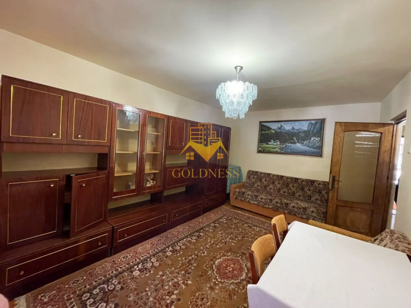 3 Camere decomandate, Parcare, UMF, UTCN,Observatorului, Sigma, Mol - GOLDNESS Imobiliare vă propune spre închiriere un apartament cu 3 camere complet mobilat și utilat, la parterul unui imobil de 5 etaje, în Cartierul Zorilor!
Dispune de loc de parcare contracost!
Se află în apropierea stațiilor de transport în comun, magazine, restaurante, spații verzi, farmacii, etc. 

Apartamentul este compartimentat astfel:
 - dormitor cu pat matrimonial, dressing, noptiere
 - dormitor cu canapea extensibila,birou si dressing.
 - living cu canapea extensibilă, loc de servit masa, mobilier
 -bucatarie complet utilată și mobilată, loc de servit masa
 - baie cu cada calorifer port prosop și dulap pentru depozitare.
 -baie de serviciu

Imobilul este dotat cu toate cele necesare- centrală proprie, frigider, aragaz, hotă, mașină de spălat haine, etc. 

Dacă sunteți interesați de acest apartament și doriți să îl vizionați, dar și pentru alte oferte nu ezitați să ne contactați telefonic sau prin e-mail. Vă stăm la dispoziție!
Pentru intermediere se percepe un comision de 50% din prețul chiriei!
