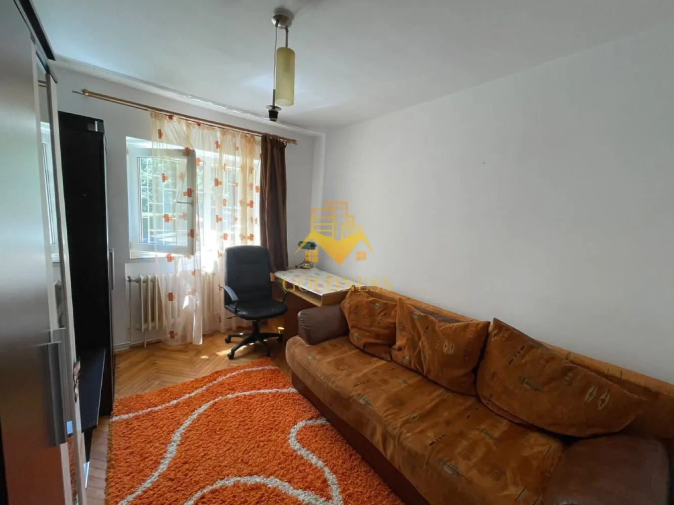 3 Camere decomandate, Parcare, UMF, UTCN,Observatorului, Sigma, Mol - GOLDNESS Imobiliare vă propune spre închiriere un apartament cu 3 camere complet mobilat și utilat, la parterul unui imobil de 5 etaje, în Cartierul Zorilor!
Dispune de loc de parcare contracost!
Se află în apropierea stațiilor de transport în comun, magazine, restaurante, spații verzi, farmacii, etc. 

Apartamentul este compartimentat astfel:
 - dormitor cu pat matrimonial, dressing, noptiere
 - dormitor cu canapea extensibila,birou si dressing.
 - living cu canapea extensibilă, loc de servit masa, mobilier
 -bucatarie complet utilată și mobilată, loc de servit masa
 - baie cu cada calorifer port prosop și dulap pentru depozitare.
 -baie de serviciu

Imobilul este dotat cu toate cele necesare- centrală proprie, frigider, aragaz, hotă, mașină de spălat haine, etc. 

Dacă sunteți interesați de acest apartament și doriți să îl vizionați, dar și pentru alte oferte nu ezitați să ne contactați telefonic sau prin e-mail. Vă stăm la dispoziție!
Pentru intermediere se percepe un comision de 50% din prețul chiriei!