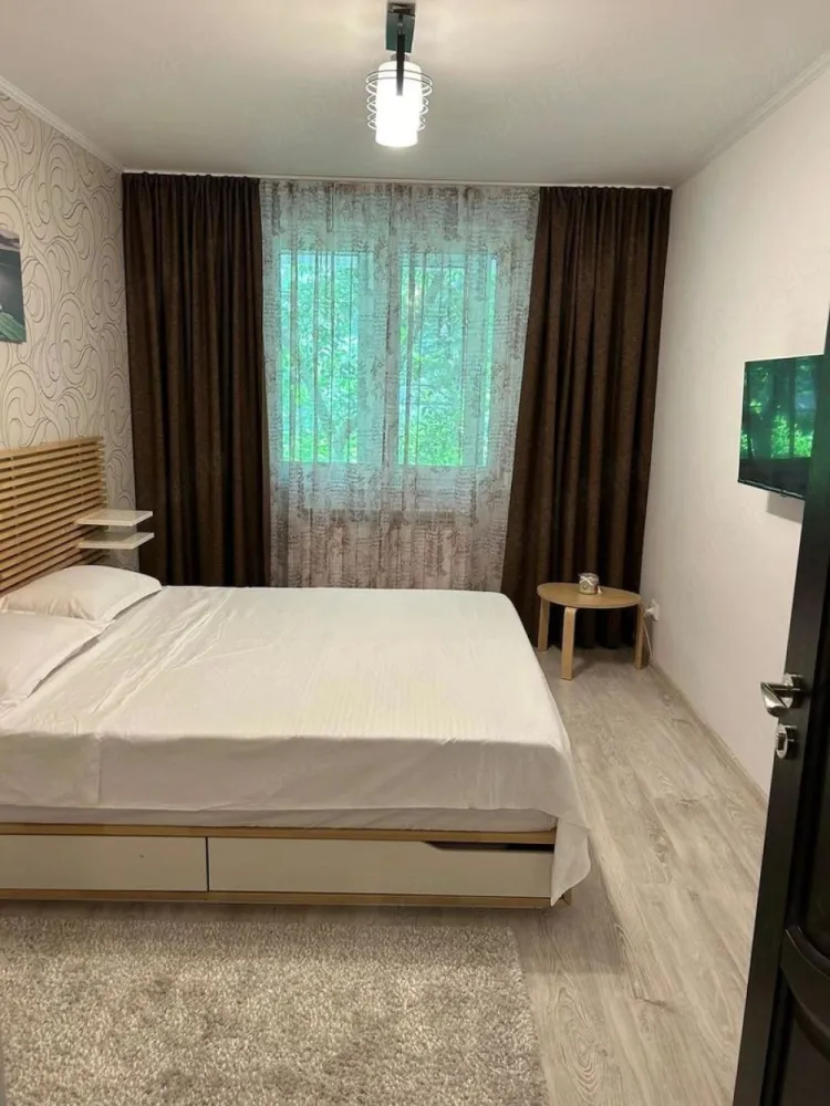 De inchiriat apartament 2 camere Mazepa 2, parter, 450 E - Se ofera spre inchiriere apartament cu 2 camere, situat la parter, în cartierul Mazepa 2, într-o zonă liniștită și foarte bine poziționată.
Localizare excelentă:
- Aproape de magazine, farmacii și școli
- Acces facil la mijloacele de transport în comun
- La câteva minute de Faleza Dunării
- În apropierea tuturor punctelor de interes necesare pentru un stil de viață confortabil.
Detalii apartament:
- 2 camere
- Parter
- Complet mobilat și utilat
- Centrală termică proprie
- Dispune de toate utilitățile și electrocasnicele necesare
- Curat și bine întreținut
- Disponibil imediat.
 Se închiriază pe termen lung, persoanelor serioase și responsabile.
Chirie 450 euro.
Garantie returnabila 450 euro.
Se percepe comision de tranzactionare.
Pentru mai multe informații sau pentru programarea unei vizionări, vă rog să mă contactați 0741.030.291 Marilena, Agentia Mag Invest.