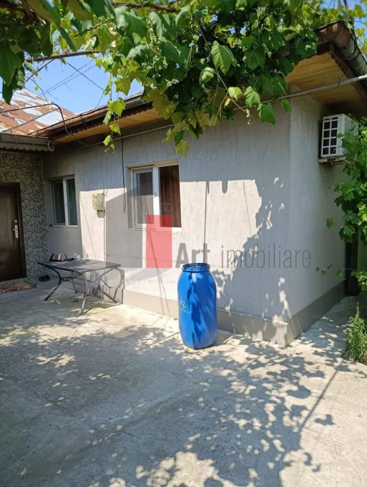 Casă individuală Voluntari - Vă propunem spre vânzare o casă individuală situată într-o zonă excelentă și extrem de accesibilă din Voluntari, județul Ilfov Proprietatea este ideală pentru o familie care își dorește confortul unei curți proprii, într-o locație conectată rapid la polul de business din Nordul Capitalei și la principalele artere rutiere.
## 📐 Detalii Proprietate & Compartimentare

* Suprafață totală casă: 74 mp
* Suprafață teren: 282 mp (curte generoasă)
* An construcție: 1979
* Structură: Bolțari, casă complet izolată termic pe exterior
* Compartimentare (Semidecomandată): Dormitor, sufragerie luminoasă, hol, bucătărie și baie.

## 💎 Dotări & Îmbunătățiri

* Confort termic: Centrală termică proprie (încălzire eficientă) + izolație exterioară.
* Finisaje: Ferestre cu geam termopan, gresie și faianță.
* Curte și anexe: Curtea dispune de 2 magazii utile pentru depozitare și un loc de parcare acoperit.

## 🔌 Utilități Complete
Casa este complet branșată la toate rețelele edilitare:

* Gaz / Gaze naturale
* Apă curentă
* Canalizare
* Curent electric

## 📍 Poziționare & Facilități în Zonă
Proprietatea beneficiază de o locație strategică, oferind acces facil către punctele de interes major:

* Imediat în vecinătate: Lipită de o clinică medicală; restaurant și magazine alimentare la colțul străzii.
* Transport în comun: Stație de autobuz chiar la capătul străzii.
* Conexiuni urbane: Acces extrem de rapid către intersecția Fundeni - Colentina și către zona de Nord (Pipera, Băneasa).
* Noduri rutiere: Acces facil către Autostrada A3, Centura București și viitoarea autostradă A0 prin nodul rutier Afumați.

------------------------------
📄 Acte la zi. Pentru mai multe detalii, fotografii sau pentru a programa o vizionare, nu ezitați să mă contactați!