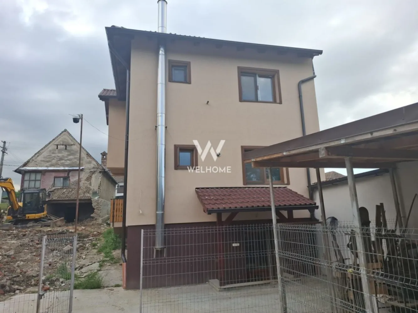 Casa individuala spatioasa - Poplaca - Sibiu - Va propunem spre vanzare o casa individuala situata in Poplaca, strada Principala, la doar 6 KM de Sibiu.

Se vinde mobilata si utilata, exact ca in poze

Suprafata 133 mp utili dispusa astfel: pivnita-38 mp, parter 66.17 mp si etaj 67.07 mp.
Compartimentare: Parter: hol, living, bucatarie, baie,
 Etaj: 3 dormitoare, baie, hol, dressing.
Suprafata teren - 710 mp
Peste etaj este turnata placa de beton, spatiul fiind pregatit pentru mansardare.
Casa este locuibila. Necesita finisarea spatilor ramase nefinisate.

Incalzirea se realizeaza cu centrala pe lemne si calorifere

In curte mai exista o casa batraneasca care necesita demolare/reabilitare.

Pret: 164000 euro