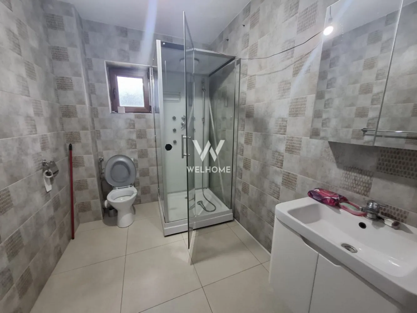 Casa individuala spatioasa - Poplaca - Sibiu - Va propunem spre vanzare o casa individuala situata in Poplaca, strada Principala, la doar 6 KM de Sibiu.

Se vinde mobilata si utilata, exact ca in poze

Suprafata 133 mp utili dispusa astfel: pivnita-38 mp, parter 66.17 mp si etaj 67.07 mp.
Compartimentare: Parter: hol, living, bucatarie, baie,
 Etaj: 3 dormitoare, baie, hol, dressing.
Suprafata teren - 710 mp
Peste etaj este turnata placa de beton, spatiul fiind pregatit pentru mansardare.
Casa este locuibila. Necesita finisarea spatilor ramase nefinisate.

Incalzirea se realizeaza cu centrala pe lemne si calorifere

In curte mai exista o casa batraneasca care necesita demolare/reabilitare.

Pret: 164000 euro