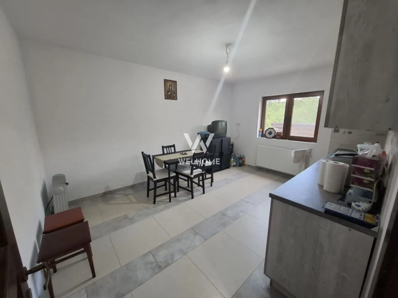 Casa individuala spatioasa - Poplaca - Sibiu - Va propunem spre vanzare o casa individuala situata in Poplaca, strada Principala, la doar 6 KM de Sibiu.

Se vinde mobilata si utilata, exact ca in poze

Suprafata 133 mp utili dispusa astfel: pivnita-38 mp, parter 66.17 mp si etaj 67.07 mp.
Compartimentare: Parter: hol, living, bucatarie, baie,
 Etaj: 3 dormitoare, baie, hol, dressing.
Suprafata teren - 710 mp
Peste etaj este turnata placa de beton, spatiul fiind pregatit pentru mansardare.
Casa este locuibila. Necesita finisarea spatilor ramase nefinisate.

Incalzirea se realizeaza cu centrala pe lemne si calorifere

In curte mai exista o casa batraneasca care necesita demolare/reabilitare.

Pret: 164000 euro