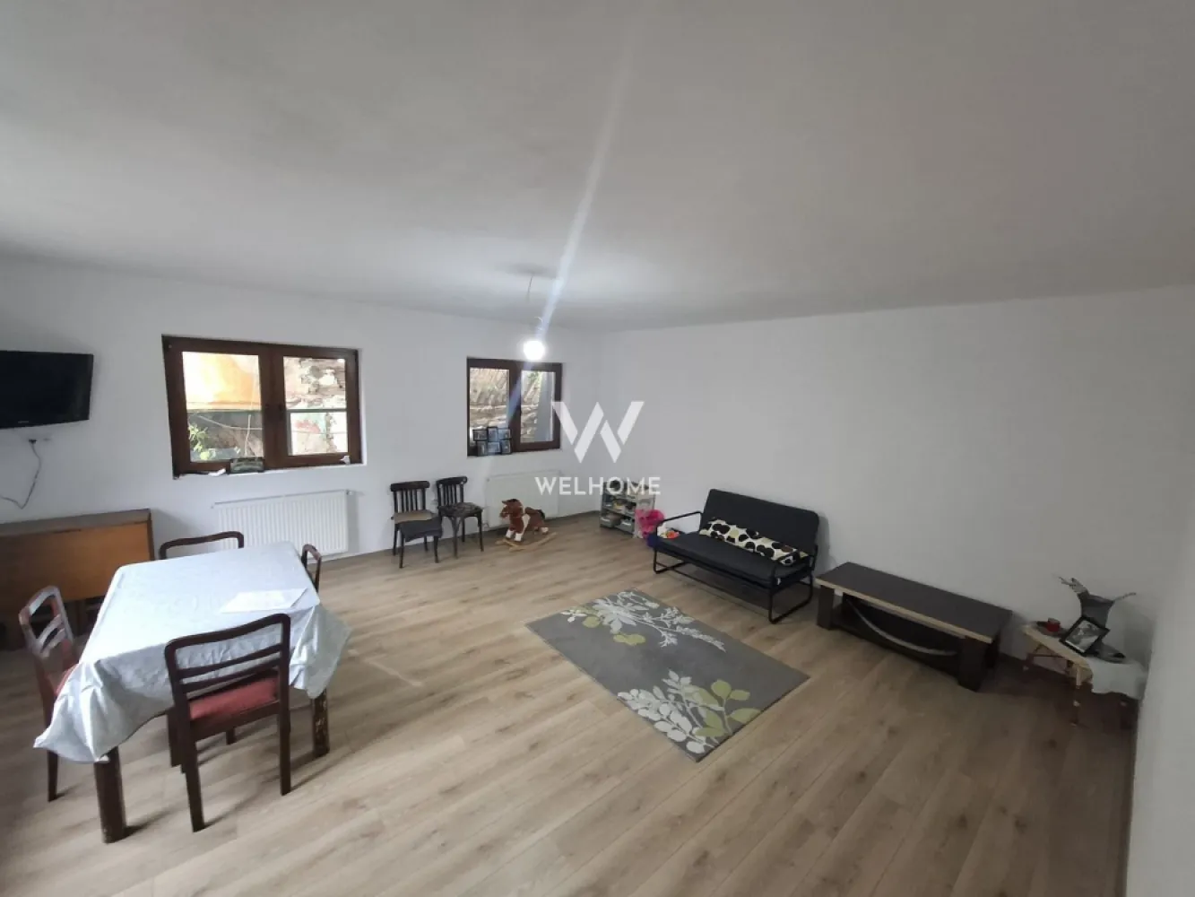 Casa individuala spatioasa - Poplaca - Sibiu - Va propunem spre vanzare o casa individuala situata in Poplaca, strada Principala, la doar 6 KM de Sibiu.

Se vinde mobilata si utilata, exact ca in poze

Suprafata 133 mp utili dispusa astfel: pivnita-38 mp, parter 66.17 mp si etaj 67.07 mp.
Compartimentare: Parter: hol, living, bucatarie, baie,
 Etaj: 3 dormitoare, baie, hol, dressing.
Suprafata teren - 710 mp
Peste etaj este turnata placa de beton, spatiul fiind pregatit pentru mansardare.
Casa este locuibila. Necesita finisarea spatilor ramase nefinisate.

Incalzirea se realizeaza cu centrala pe lemne si calorifere

In curte mai exista o casa batraneasca care necesita demolare/reabilitare.

Pret: 164000 euro