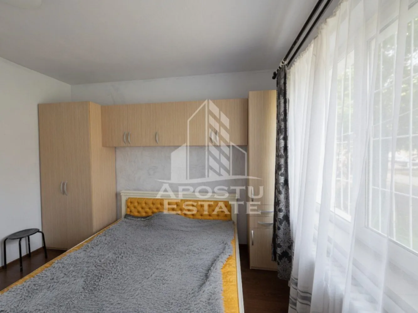 Garsoniera de vanzare, 20mp, Calea Buziasului, Timisoara - Agentia imobiliara APOSTU ESTATE va propune spre vanzare o garsoniera practica si bine intretinuta, situata la parter, in zona Buziasului din Timisoara, judetul Timis, o zona apreciata pentru accesul facil catre mijloacele de transport, centre comerciale si numeroase puncte de interes.

Locuinta are o suprafata utila de 20 mp.

Compartimentare eficienta:

hol de acces
camera luminoasa
bucatarie amenajata
baie cu cabina de dus

Dotari si beneficii:

incalzire prin termoficare
se vinde complet mobilata si utilata
geamuri termopan
usa metalica la intrare
costuri reduse de intretinere
disponibila imediat

Pozitie excelenta:

acces rapid catre mijloacele de transport in comun
in apropiere de magazine, farmacii, banci, liceu, gradinita si alte facilitati
conexiune facila catre principalele artere ale orasului

Garsoniera este ideala atat pentru locuinta proprie, cat si pentru investitie, datorita amplasarii avantajoase si a costurilor reduse de exploatare.

Pretul este negociabil.

Agentia imobiliara Apostu Estate va ofera consultanta bancara gratuita prin intermediul colaboratorilor nostri pentru alegerea celui mai potrivit tip de credit, astfel incat tu sa devi noul proprietar al acestei proprietati.

Va asteptam cu drag la o vizionare!
ID intern: CP3183056