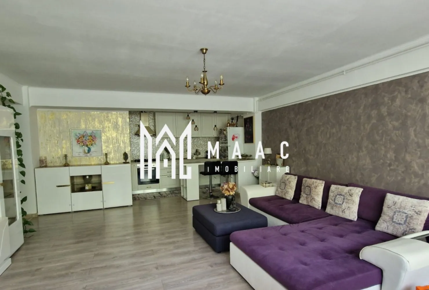 Apartament 3 camere | 79 MPU | Etajul 1 | Doamna Stanca - MAAC Imobiliare vă prezintă un apartament modern cu 3 camere, decomandat, cu poziționare vestică, situat la etajul 1/8 al unui imobil dotat cu lift. În proximitate se află centre comerciale, precum Shopping City Sibiu, Kaufland, LIDL, precum și școli, grădinițe, mijloace de transport în comun și spații verzi.

Compartimentare :

- Hol generos, cu acces către toate încăperile
- Living spațios cu bucătărie open-space
- 2 dormitoare matrimoniale
- 2 Băi, cea principală fiind dotată cu cabină de duș și sistem de ventilație, iar cea secundară fiind amenajată ca spațiu de depozitare (debara)
- Balcon de 4 mp 

Se vinde mobilat și utilat, astfel cum se prezintă în poze.
Ideal pentru locuire personală sau investiție.

Pentru mai multe detali sau vizionări, specificați anunțul cu CP3055995