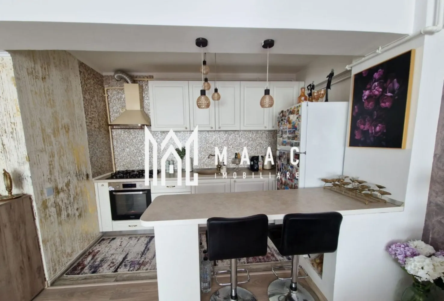 Apartament 3 camere | 79 MPU | Etajul 1 | Doamna Stanca - MAAC Imobiliare vă prezintă un apartament modern cu 3 camere, decomandat, cu poziționare vestică, situat la etajul 1/8 al unui imobil dotat cu lift. În proximitate se află centre comerciale, precum Shopping City Sibiu, Kaufland, LIDL, precum și școli, grădinițe, mijloace de transport în comun și spații verzi.

Compartimentare :

- Hol generos, cu acces către toate încăperile
- Living spațios cu bucătărie open-space
- 2 dormitoare matrimoniale
- 2 Băi, cea principală fiind dotată cu cabină de duș și sistem de ventilație, iar cea secundară fiind amenajată ca spațiu de depozitare (debara)
- Balcon de 4 mp 

Se vinde mobilat și utilat, astfel cum se prezintă în poze.
Ideal pentru locuire personală sau investiție.

Pentru mai multe detali sau vizionări, specificați anunțul cu CP3055995