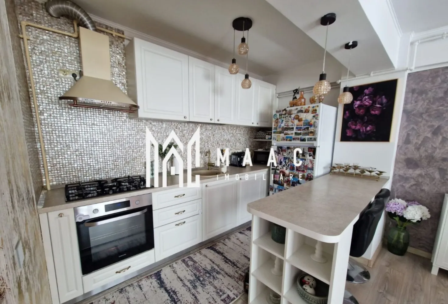 Apartament 3 camere | 79 MPU | Etajul 1 | Doamna Stanca - MAAC Imobiliare vă prezintă un apartament modern cu 3 camere, decomandat, cu poziționare vestică, situat la etajul 1/8 al unui imobil dotat cu lift. În proximitate se află centre comerciale, precum Shopping City Sibiu, Kaufland, LIDL, precum și școli, grădinițe, mijloace de transport în comun și spații verzi.

Compartimentare :

- Hol generos, cu acces către toate încăperile
- Living spațios cu bucătărie open-space
- 2 dormitoare matrimoniale
- 2 Băi, cea principală fiind dotată cu cabină de duș și sistem de ventilație, iar cea secundară fiind amenajată ca spațiu de depozitare (debara)
- Balcon de 4 mp 

Se vinde mobilat și utilat, astfel cum se prezintă în poze.
Ideal pentru locuire personală sau investiție.

Pentru mai multe detali sau vizionări, specificați anunțul cu CP3055995