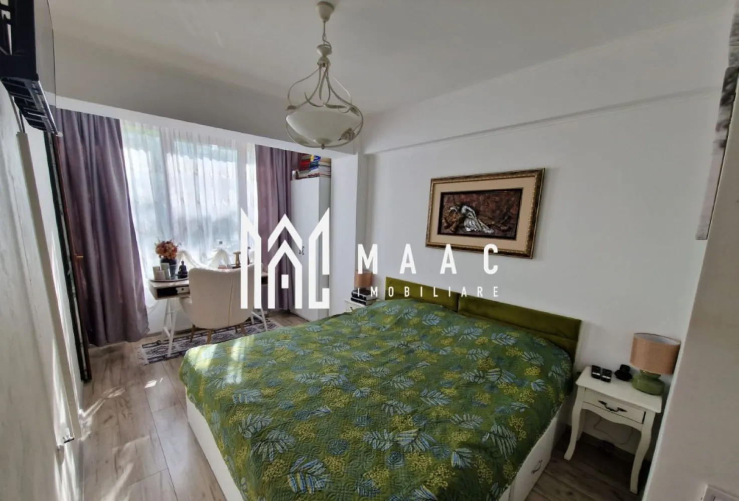 Apartament 3 camere | 79 MPU | Etajul 1 | Doamna Stanca - MAAC Imobiliare vă prezintă un apartament modern cu 3 camere, decomandat, cu poziționare vestică, situat la etajul 1/8 al unui imobil dotat cu lift. În proximitate se află centre comerciale, precum Shopping City Sibiu, Kaufland, LIDL, precum și școli, grădinițe, mijloace de transport în comun și spații verzi.

Compartimentare :

- Hol generos, cu acces către toate încăperile
- Living spațios cu bucătărie open-space
- 2 dormitoare matrimoniale
- 2 Băi, cea principală fiind dotată cu cabină de duș și sistem de ventilație, iar cea secundară fiind amenajată ca spațiu de depozitare (debara)
- Balcon de 4 mp 

Se vinde mobilat și utilat, astfel cum se prezintă în poze.
Ideal pentru locuire personală sau investiție.

Pentru mai multe detali sau vizionări, specificați anunțul cu CP3055995