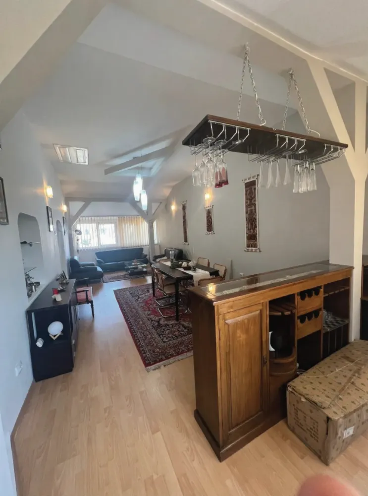 Apartament spatios cu scara interioara – 5 camere – 138 mp – zona Siretului, Sibiu- COMISION 0% CUMPARATOR - Situat intr-o zona bine conectata de pe Calea Cisnadiei, acest apartament la etajul 4 cu scara interioara ofera confort, spatiu generos si lumina naturala din plin. Nivelul 1:LivingDormitor luminosBaie cu cada si geam pentru aerisireDebara practicaNivelul 2:Living spatios 40 mp – ideal pentru relaxare sau spatiu multifunctionalBirou – perfect pentru work from homeDormitor cu acces la balconBalcon 6 mpBaie cu cabina de dus si geam pentru aerisireDotari:Pivnita de 10 mpBucatarie: mobilata, utilataMobilatUsa intrare din metalUsi interioare din lemnTamplarie ferestre pvc, termopanPereti cu vopsea lavabila, faiantaParchet, gresieIncalzire prin intermediul unei centrale proprii si calorifereDispune de sistem de climatizare (A.C.).Utilitati: curent electric, apa, canalizare, gaz, cablu tv, telefon, acces internet, fibra opticaNu necesita izolatii, intrucat peretii au o grosime de 50 cmContorizare: apometre, contor gaz, contor curent electric, contorizare separataCaracteristici bloc: interfon, acoperisApartamentul se vinde mobilat si utilat cu: aragaz, cuptor, hota, masina de spalat rufe, frigider cu congelator, cuptor cu microunde. Etajul 4/4 – liniste deplina si vedere frumoasa. Amplasare excelenta – acces rapid catre oras, fara aglomeratia din zonele noi. Ideal pentru o familie sau pentru cei care vor un spatiu de locuit aerisit si bine impartit.   Contacteaza-ne pentru mai multe detalii si pentru a programa o vizionare! }}