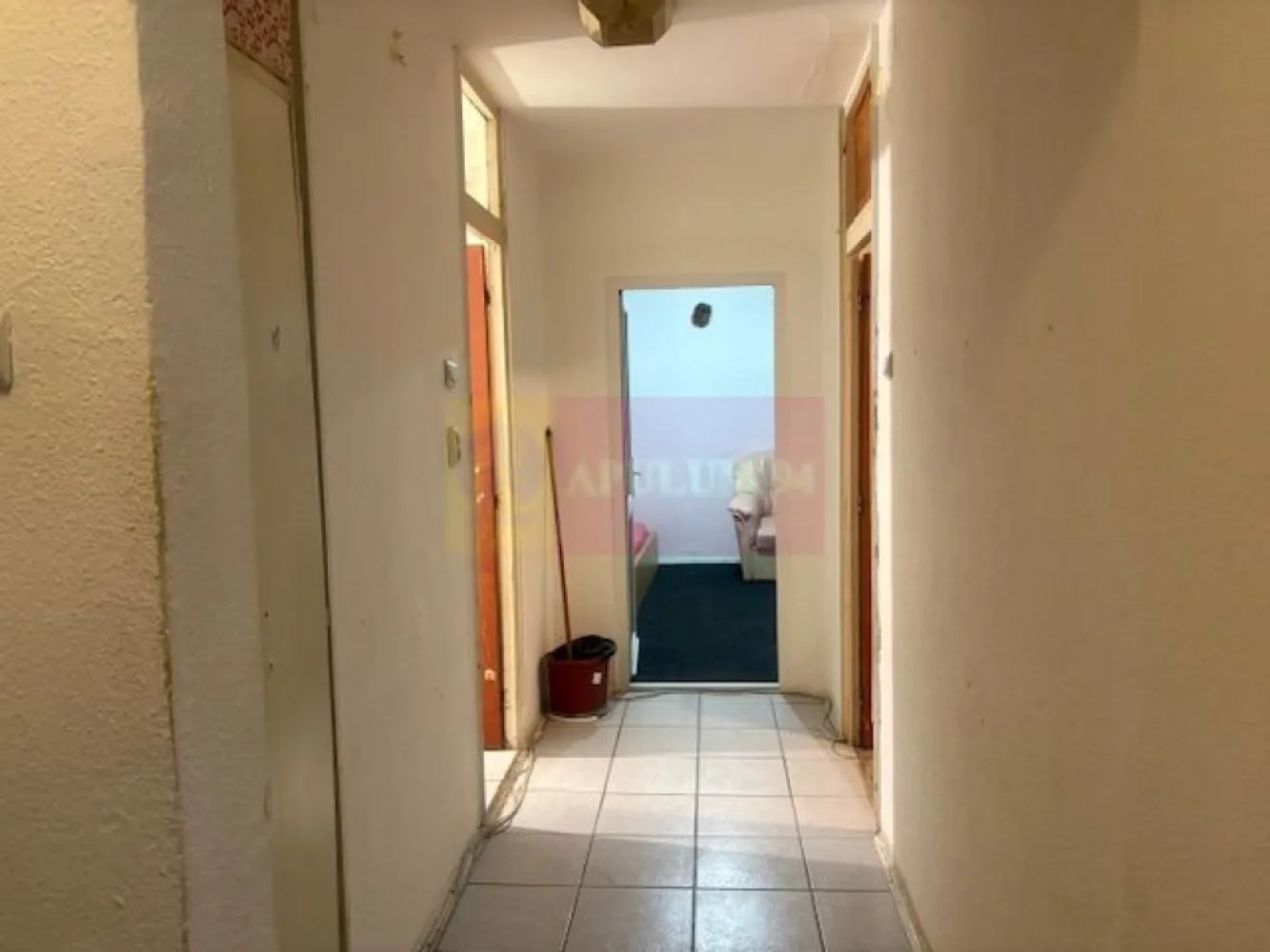 Apartament 2 camere Rahova- Barca- Margeanului. - Compania imobiliara Apulum 94 va propune un apartament de 2 camere situat intr-un bloc reabilitat pe strada Barca, aproape de intersectia cu Margeanului. 
Apartamentul este decomandat, cu o impartire foarte buna si are vedere pe spate. Beneficiaza si de o debara generoasa. 
Interiorul nu are amenajari necesitand renovare totala. 
Apartamentul este liber si se poate preda imediat.
Zona este usor accesibila si este apropiata de mijloacele de transport, de gradinita, scoala, magazine, piata. 
Pentru vizionare si mai multe detalii nu ezitati sa ma contactati pe nr 0733683446- Laura Ionescu.