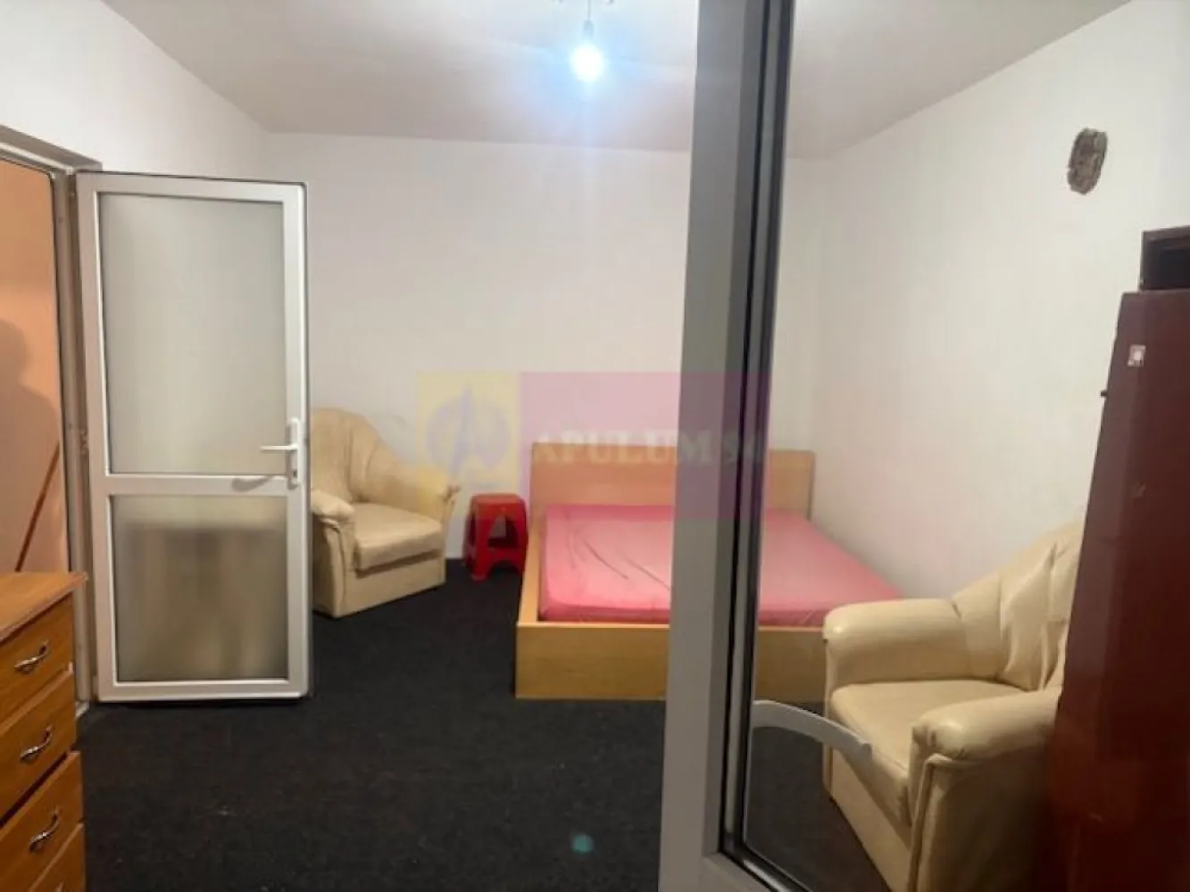 Apartament 2 camere Rahova- Barca- Margeanului. - Compania imobiliara Apulum 94 va propune un apartament de 2 camere situat intr-un bloc reabilitat pe strada Barca, aproape de intersectia cu Margeanului. 
Apartamentul este decomandat, cu o impartire foarte buna si are vedere pe spate. Beneficiaza si de o debara generoasa. 
Interiorul nu are amenajari necesitand renovare totala. 
Apartamentul este liber si se poate preda imediat.
Zona este usor accesibila si este apropiata de mijloacele de transport, de gradinita, scoala, magazine, piata. 
Pentru vizionare si mai multe detalii nu ezitati sa ma contactati pe nr 0733683446- Laura Ionescu.