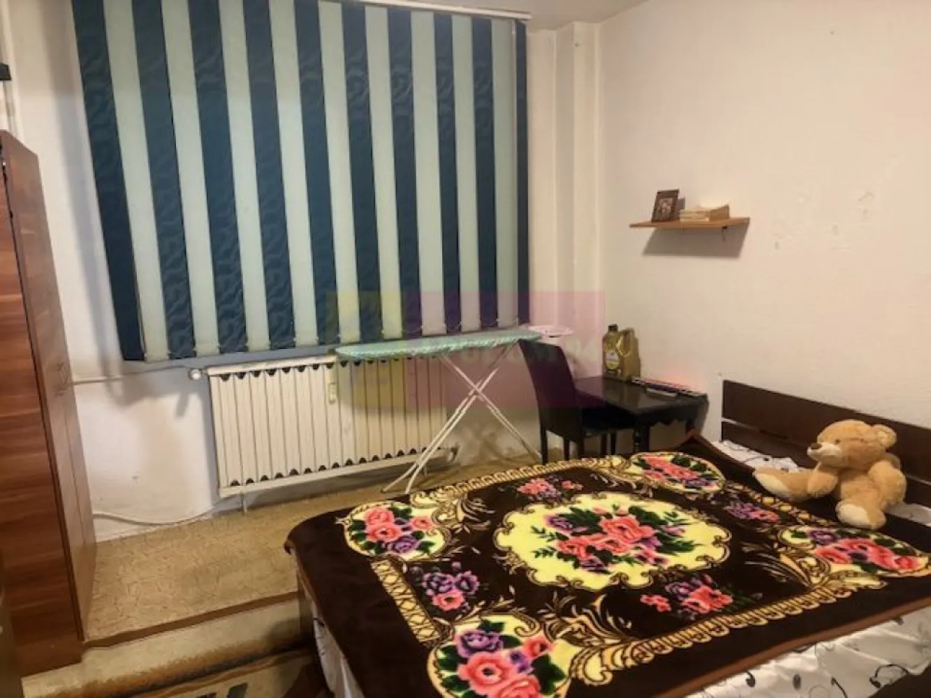 Apartament 2 camere Rahova- Barca- Margeanului. - Compania imobiliara Apulum 94 va propune un apartament de 2 camere situat intr-un bloc reabilitat pe strada Barca, aproape de intersectia cu Margeanului. 
Apartamentul este decomandat, cu o impartire foarte buna si are vedere pe spate. Beneficiaza si de o debara generoasa. 
Interiorul nu are amenajari necesitand renovare totala. 
Apartamentul este liber si se poate preda imediat.
Zona este usor accesibila si este apropiata de mijloacele de transport, de gradinita, scoala, magazine, piata. 
Pentru vizionare si mai multe detalii nu ezitati sa ma contactati pe nr 0733683446- Laura Ionescu.
