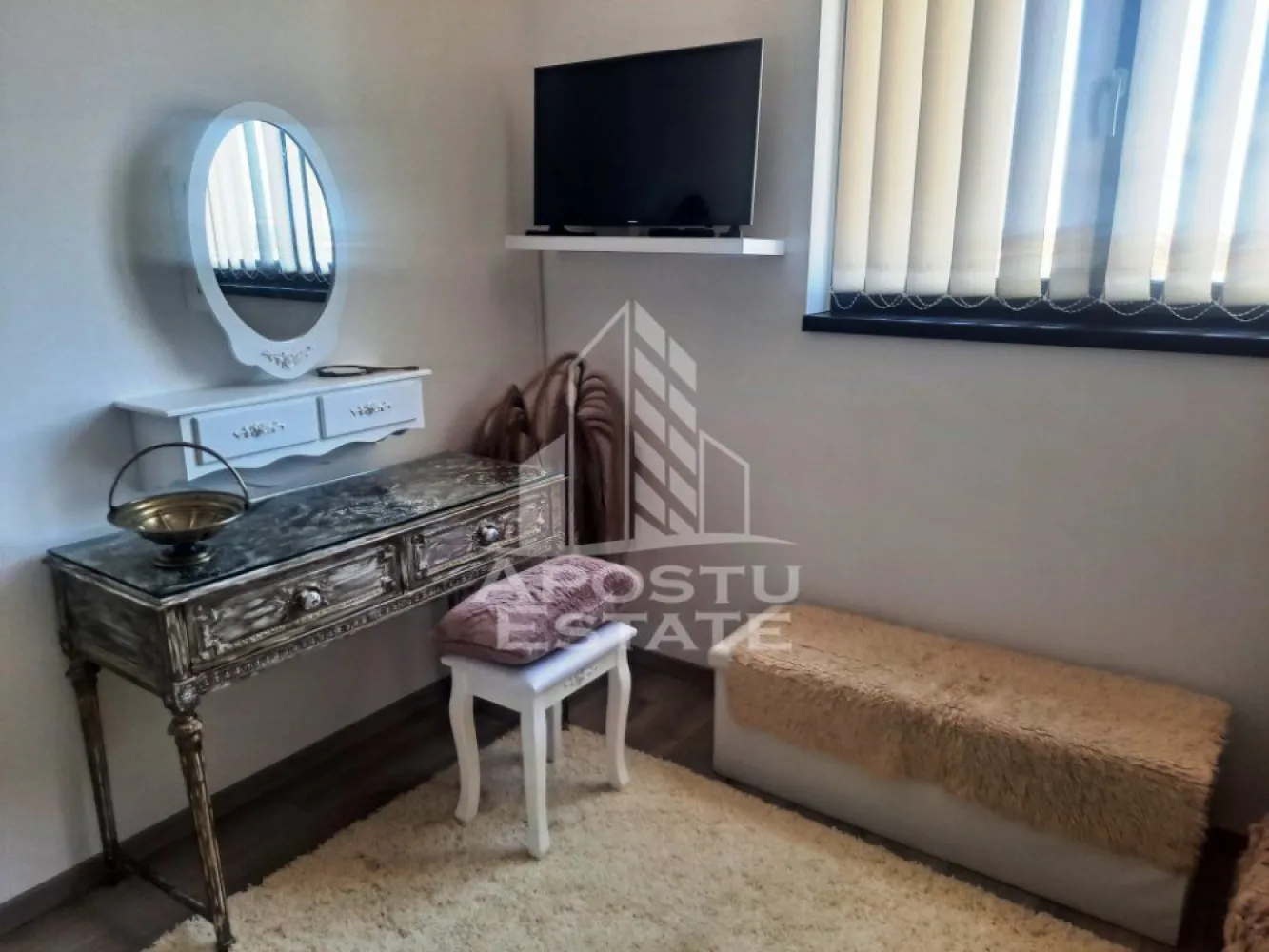 Apartament cu 2 camere, open space, zona Take Ionescu (ISHO) - APOSTU ESTATE va propune spre inchiriere un apartament cu 2 camere, confort 1, open space, situat la etajul 14/20, zona Take Ionescu (ISHO)

Imobilul se intinde pe o suprafata utila de 58 mp si este compartimentat astfel:

- hol de acces

- living

- 1 dormitor spatios

- bucatarie open space

- baie

- balcon deschis

Confortul termic se realizeaza prin intermediul centralei pe imobil si a aparatului de aer conditionat. Smart home system pentru reglare temperaturi. Incalzire este prin pardoseala.

Toate electrocasnicele sunt de cea mai inalta calitate iar mobila este de la Rovere.

Vecinatati:

- Mega Image

- Prospero

- IPJ Timis

- Piata Badea Cartan

- Mijloace de transport in comun

Garantia este echivalenta a 1 luna jumatate de chirie.

Nu se accepta animale de companie si sa se fumeze in incinta imobilului.

Va asteptam cu drag la o vizionare!
Disponibil din 01.10.2026
ID intern: CP3182169!