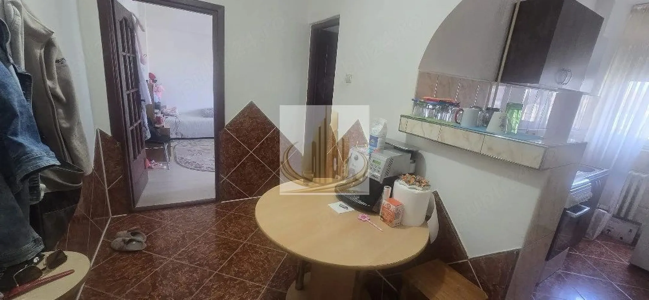 Ap Decomandat cu 1 Cameră | 38 mp | Etaj Intermediar | Soarelui - Echipa Grand Mobilis Imobiliare vă propune spre vânzare un apartament cu 1 cameră, decomandat, situat în Zona Soarelui, una dintre cele mai căutate și bine cotate zone rezidențiale din Timișoara, apreciată atât pentru calitatea vieții, cât și pentru potențialul investițional ridicat.

Cu o suprafață generoasă de 38 mp, apartamentul este amplasat la etajul 4 din 8 al unui bloc construit după anul 2000, dotat cu lift, și se remarcă prin compartimentarea eficientă, luminozitatea naturală și poziționarea excelentă.

Proprietatea se vinde complet mobilată și utilată, fiind pregătită pentru utilizare imediată, fără a necesita investiții suplimentare. Mai mult, apartamentul este în prezent ocupat de chiriași, existând posibilitatea preluării acestora, ceea ce oferă viitorului proprietar avantajul unei investiții care generează venit încă din prima zi.

Poziția reprezintă unul dintre cele mai importante atuuri ale proprietății. În imediata apropiere regăsim centre comerciale, magazine, piață, școli, grădinițe, parcuri, ștranduri, restaurante, cafenele, săli de fitness și mijloace de transport în comun cu acces rapid către toate zonele orașului. Totodată, accesul către centrele universitare, spitale și principalele puncte de interes ale Timișoarei este facil și rapid.

Confortul termic este asigurat prin intermediul sistemului de termoficare, ceea ce contribuie la costuri reduse de întreținere. Pentru cei care își doresc independență energetică, există și posibilitatea montării unei centrale termice proprii.

Datorită amplasării excelente, apartamentul este ideal atât pentru locuire, cât și pentru investiție. Poate reprezenta alegerea perfectă pentru un student, un tânăr profesionist sau un cuplu aflat la început de drum, iar pentru investitori oferă avantajul unei zone cu cerere constantă la închiriere și randamente atractive.

O proprietate care îmbină perfect confortul unei locuințe bine poziționate cu siguranța unei investiții profitabile într-una dintre cele mai dorite zone ale Timișoarei.

Preț: 79.900 €

Pentru mai multe detalii sau programarea unei vizionări, echipa Grand Mobilis Imobiliare vă stă cu drag la dispoziție!