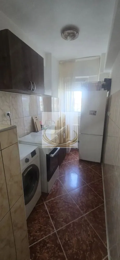 Ap Decomandat cu 1 Cameră | 38 mp | Etaj Intermediar | Soarelui - Echipa Grand Mobilis Imobiliare vă propune spre vânzare un apartament cu 1 cameră, decomandat, situat în Zona Soarelui, una dintre cele mai căutate și bine cotate zone rezidențiale din Timișoara, apreciată atât pentru calitatea vieții, cât și pentru potențialul investițional ridicat.

Cu o suprafață generoasă de 38 mp, apartamentul este amplasat la etajul 4 din 8 al unui bloc construit după anul 2000, dotat cu lift, și se remarcă prin compartimentarea eficientă, luminozitatea naturală și poziționarea excelentă.

Proprietatea se vinde complet mobilată și utilată, fiind pregătită pentru utilizare imediată, fără a necesita investiții suplimentare. Mai mult, apartamentul este în prezent ocupat de chiriași, existând posibilitatea preluării acestora, ceea ce oferă viitorului proprietar avantajul unei investiții care generează venit încă din prima zi.

Poziția reprezintă unul dintre cele mai importante atuuri ale proprietății. În imediata apropiere regăsim centre comerciale, magazine, piață, școli, grădinițe, parcuri, ștranduri, restaurante, cafenele, săli de fitness și mijloace de transport în comun cu acces rapid către toate zonele orașului. Totodată, accesul către centrele universitare, spitale și principalele puncte de interes ale Timișoarei este facil și rapid.

Confortul termic este asigurat prin intermediul sistemului de termoficare, ceea ce contribuie la costuri reduse de întreținere. Pentru cei care își doresc independență energetică, există și posibilitatea montării unei centrale termice proprii.

Datorită amplasării excelente, apartamentul este ideal atât pentru locuire, cât și pentru investiție. Poate reprezenta alegerea perfectă pentru un student, un tânăr profesionist sau un cuplu aflat la început de drum, iar pentru investitori oferă avantajul unei zone cu cerere constantă la închiriere și randamente atractive.

O proprietate care îmbină perfect confortul unei locuințe bine poziționate cu siguranța unei investiții profitabile într-una dintre cele mai dorite zone ale Timișoarei.

Preț: 79.900 €

Pentru mai multe detalii sau programarea unei vizionări, echipa Grand Mobilis Imobiliare vă stă cu drag la dispoziție!