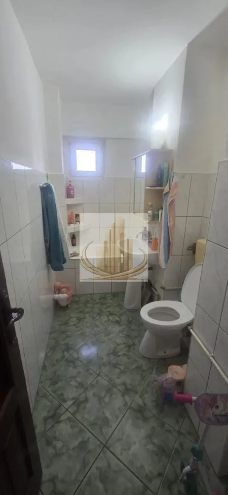 Ap Decomandat cu 1 Cameră | 38 mp | Etaj Intermediar | Soarelui - Echipa Grand Mobilis Imobiliare vă propune spre vânzare un apartament cu 1 cameră, decomandat, situat în Zona Soarelui, una dintre cele mai căutate și bine cotate zone rezidențiale din Timișoara, apreciată atât pentru calitatea vieții, cât și pentru potențialul investițional ridicat.

Cu o suprafață generoasă de 38 mp, apartamentul este amplasat la etajul 4 din 8 al unui bloc construit după anul 2000, dotat cu lift, și se remarcă prin compartimentarea eficientă, luminozitatea naturală și poziționarea excelentă.

Proprietatea se vinde complet mobilată și utilată, fiind pregătită pentru utilizare imediată, fără a necesita investiții suplimentare. Mai mult, apartamentul este în prezent ocupat de chiriași, existând posibilitatea preluării acestora, ceea ce oferă viitorului proprietar avantajul unei investiții care generează venit încă din prima zi.

Poziția reprezintă unul dintre cele mai importante atuuri ale proprietății. În imediata apropiere regăsim centre comerciale, magazine, piață, școli, grădinițe, parcuri, ștranduri, restaurante, cafenele, săli de fitness și mijloace de transport în comun cu acces rapid către toate zonele orașului. Totodată, accesul către centrele universitare, spitale și principalele puncte de interes ale Timișoarei este facil și rapid.

Confortul termic este asigurat prin intermediul sistemului de termoficare, ceea ce contribuie la costuri reduse de întreținere. Pentru cei care își doresc independență energetică, există și posibilitatea montării unei centrale termice proprii.

Datorită amplasării excelente, apartamentul este ideal atât pentru locuire, cât și pentru investiție. Poate reprezenta alegerea perfectă pentru un student, un tânăr profesionist sau un cuplu aflat la început de drum, iar pentru investitori oferă avantajul unei zone cu cerere constantă la închiriere și randamente atractive.

O proprietate care îmbină perfect confortul unei locuințe bine poziționate cu siguranța unei investiții profitabile într-una dintre cele mai dorite zone ale Timișoarei.

Preț: 79.900 €

Pentru mai multe detalii sau programarea unei vizionări, echipa Grand Mobilis Imobiliare vă stă cu drag la dispoziție!