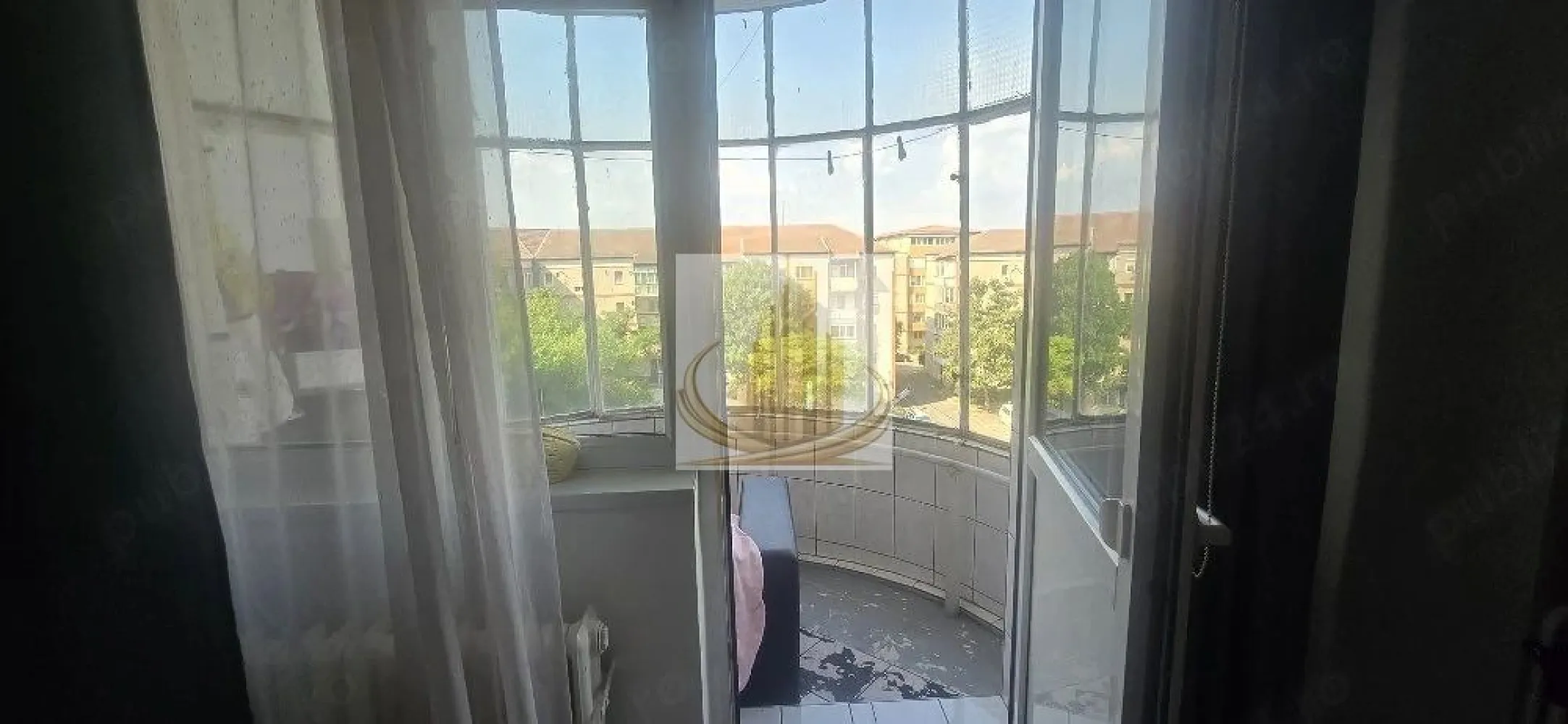 Ap Decomandat cu 1 Cameră | 38 mp | Etaj Intermediar | Soarelui - Echipa Grand Mobilis Imobiliare vă propune spre vânzare un apartament cu 1 cameră, decomandat, situat în Zona Soarelui, una dintre cele mai căutate și bine cotate zone rezidențiale din Timișoara, apreciată atât pentru calitatea vieții, cât și pentru potențialul investițional ridicat.

Cu o suprafață generoasă de 38 mp, apartamentul este amplasat la etajul 4 din 8 al unui bloc construit după anul 2000, dotat cu lift, și se remarcă prin compartimentarea eficientă, luminozitatea naturală și poziționarea excelentă.

Proprietatea se vinde complet mobilată și utilată, fiind pregătită pentru utilizare imediată, fără a necesita investiții suplimentare. Mai mult, apartamentul este în prezent ocupat de chiriași, existând posibilitatea preluării acestora, ceea ce oferă viitorului proprietar avantajul unei investiții care generează venit încă din prima zi.

Poziția reprezintă unul dintre cele mai importante atuuri ale proprietății. În imediata apropiere regăsim centre comerciale, magazine, piață, școli, grădinițe, parcuri, ștranduri, restaurante, cafenele, săli de fitness și mijloace de transport în comun cu acces rapid către toate zonele orașului. Totodată, accesul către centrele universitare, spitale și principalele puncte de interes ale Timișoarei este facil și rapid.

Confortul termic este asigurat prin intermediul sistemului de termoficare, ceea ce contribuie la costuri reduse de întreținere. Pentru cei care își doresc independență energetică, există și posibilitatea montării unei centrale termice proprii.

Datorită amplasării excelente, apartamentul este ideal atât pentru locuire, cât și pentru investiție. Poate reprezenta alegerea perfectă pentru un student, un tânăr profesionist sau un cuplu aflat la început de drum, iar pentru investitori oferă avantajul unei zone cu cerere constantă la închiriere și randamente atractive.

O proprietate care îmbină perfect confortul unei locuințe bine poziționate cu siguranța unei investiții profitabile într-una dintre cele mai dorite zone ale Timișoarei.

Preț: 79.900 €

Pentru mai multe detalii sau programarea unei vizionări, echipa Grand Mobilis Imobiliare vă stă cu drag la dispoziție!