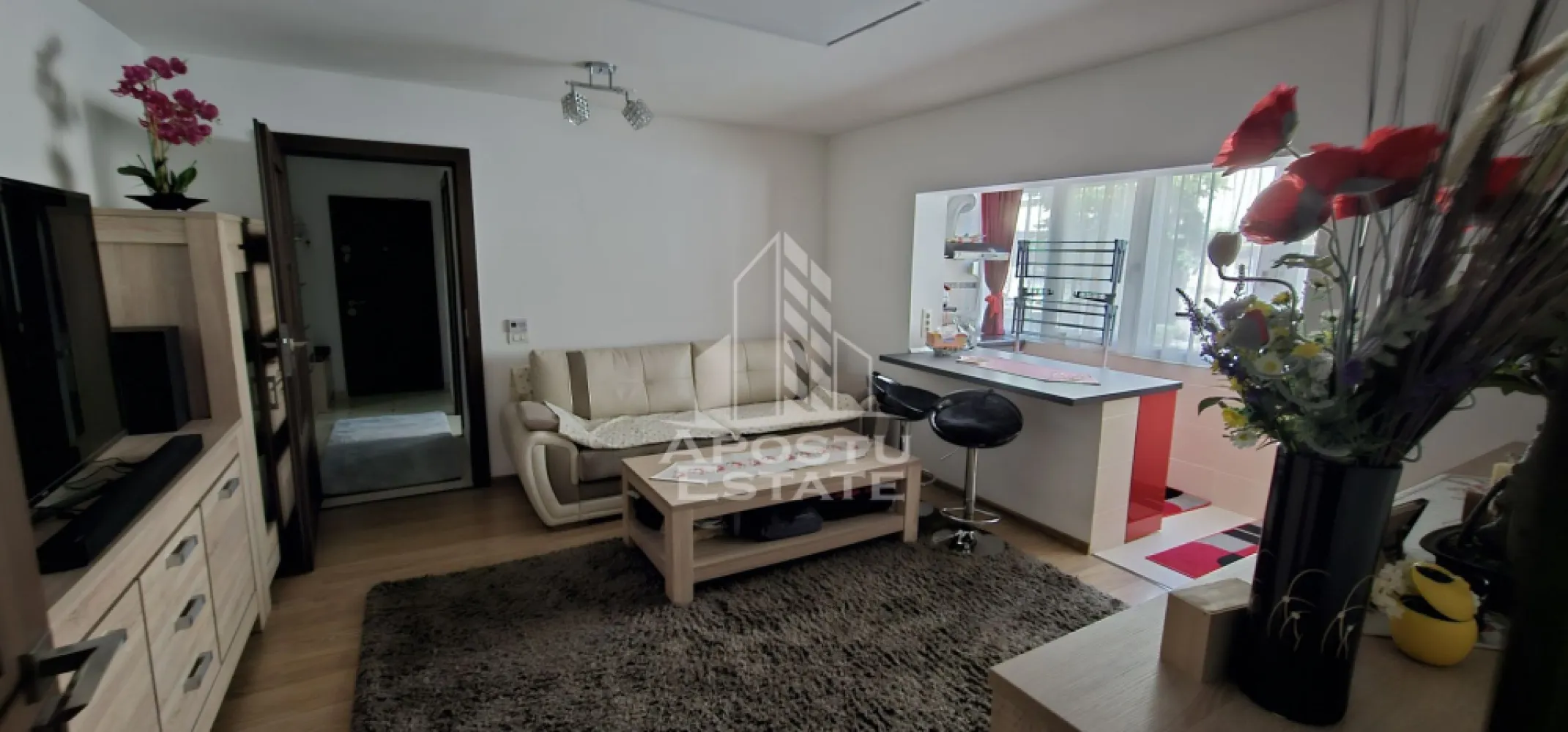 Apartament 2 camere de vânzare, zona Aradului, Timisoara - Agentia imobiliara APOSTU ESTATE va propune spre vanzare un apartament cu 2 camere transformat in 3 semidecomandat, parter inalt/4, situat in zona Aradului din Timisoara, judetul Timis.
Apartamentul este amplasat la parterul inalt al unui imobil construit in 1981 si are o suprafata utila de 53 mp plus balcon inchis.
De asemea detine o boxa inalta la subsol pentru depozitare, intrarea se face prin dormitor.
Confortul termic se realizeaza prin intermediul panourilor electrice radiante.
Compartimentare:
-hol de acces
- living cu bucatarie/zona de gatit in balcon
-camera
-dormitor cu acces catre boxa subsol
-hol de trecere
- baie cu cada si geam de aerisire
Îmbunătățiri aduse de către proprietar:
-renovat integral
-curent trifazic
-instalație incalzire cu panouri SunJoy, boiler 80l
-coloana separată de scurgere
-termostat in fiecare incapere
-termopane Salamander cu 7 camere si 3 foi de sticla, rulouri
Proprietatea se vinde mobilata si este o varianta ideala pentru familii, cuplu, investitie sau pentru activitati comerciale.
Vecinatati: Scoala generala nr.7 la 6 min cu masina, mijloace de transport in comun,magazine,banci,farmacii la 4 min de mers pe jos, Omv Aradului la 4 min cu masina, Iulius Mall la 5 min cu masina, Piata Unirii la 9 min cu masina, Universitatea de stiinte agricole la 7 min cu masina.
Agentia imobiliara Apostu Estate va ofera consultanta bancara gratuita prin intermediul colaboratorilor nostri pentru alegerea celui mai potrivit tip de credit, astfel incat tu sa devi noul proprietar al acestui apartament.
Va asteptam cu drag la o vizionare!
Id Intern: CP3149528