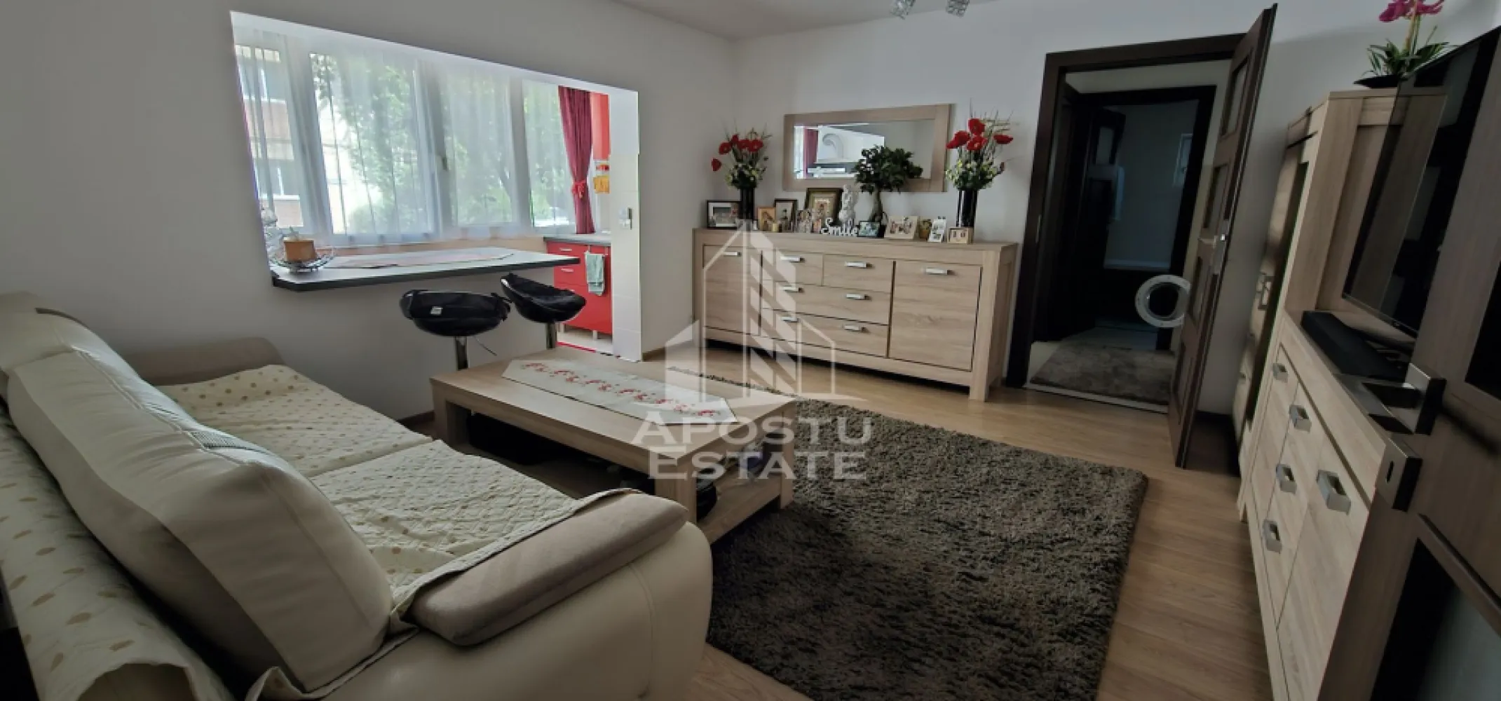 Apartament 2 camere de vânzare, zona Aradului, Timisoara - Agentia imobiliara APOSTU ESTATE va propune spre vanzare un apartament cu 2 camere transformat in 3 semidecomandat, parter inalt/4, situat in zona Aradului din Timisoara, judetul Timis.
Apartamentul este amplasat la parterul inalt al unui imobil construit in 1981 si are o suprafata utila de 53 mp plus balcon inchis.
De asemea detine o boxa inalta la subsol pentru depozitare, intrarea se face prin dormitor.
Confortul termic se realizeaza prin intermediul panourilor electrice radiante.
Compartimentare:
-hol de acces
- living cu bucatarie/zona de gatit in balcon
-camera
-dormitor cu acces catre boxa subsol
-hol de trecere
- baie cu cada si geam de aerisire
Îmbunătățiri aduse de către proprietar:
-renovat integral
-curent trifazic
-instalație incalzire cu panouri SunJoy, boiler 80l
-coloana separată de scurgere
-termostat in fiecare incapere
-termopane Salamander cu 7 camere si 3 foi de sticla, rulouri
Proprietatea se vinde mobilata si este o varianta ideala pentru familii, cuplu, investitie sau pentru activitati comerciale.
Vecinatati: Scoala generala nr.7 la 6 min cu masina, mijloace de transport in comun,magazine,banci,farmacii la 4 min de mers pe jos, Omv Aradului la 4 min cu masina, Iulius Mall la 5 min cu masina, Piata Unirii la 9 min cu masina, Universitatea de stiinte agricole la 7 min cu masina.
Agentia imobiliara Apostu Estate va ofera consultanta bancara gratuita prin intermediul colaboratorilor nostri pentru alegerea celui mai potrivit tip de credit, astfel incat tu sa devi noul proprietar al acestui apartament.
Va asteptam cu drag la o vizionare!
Id Intern: CP3149528