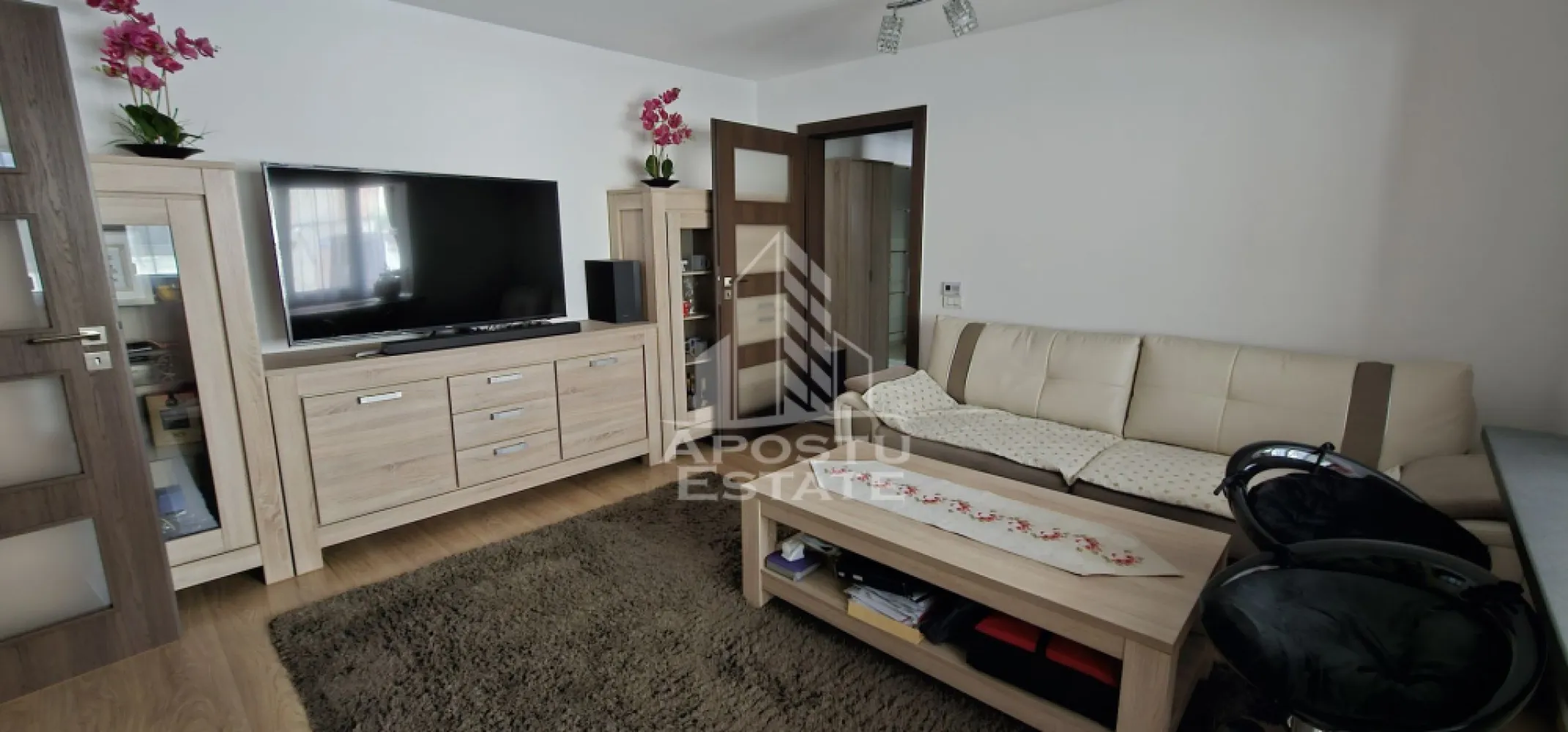 Apartament 2 camere de vânzare, zona Aradului, Timisoara - Agentia imobiliara APOSTU ESTATE va propune spre vanzare un apartament cu 2 camere transformat in 3 semidecomandat, parter inalt/4, situat in zona Aradului din Timisoara, judetul Timis.
Apartamentul este amplasat la parterul inalt al unui imobil construit in 1981 si are o suprafata utila de 53 mp plus balcon inchis.
De asemea detine o boxa inalta la subsol pentru depozitare, intrarea se face prin dormitor.
Confortul termic se realizeaza prin intermediul panourilor electrice radiante.
Compartimentare:
-hol de acces
- living cu bucatarie/zona de gatit in balcon
-camera
-dormitor cu acces catre boxa subsol
-hol de trecere
- baie cu cada si geam de aerisire
Îmbunătățiri aduse de către proprietar:
-renovat integral
-curent trifazic
-instalație incalzire cu panouri SunJoy, boiler 80l
-coloana separată de scurgere
-termostat in fiecare incapere
-termopane Salamander cu 7 camere si 3 foi de sticla, rulouri
Proprietatea se vinde mobilata si este o varianta ideala pentru familii, cuplu, investitie sau pentru activitati comerciale.
Vecinatati: Scoala generala nr.7 la 6 min cu masina, mijloace de transport in comun,magazine,banci,farmacii la 4 min de mers pe jos, Omv Aradului la 4 min cu masina, Iulius Mall la 5 min cu masina, Piata Unirii la 9 min cu masina, Universitatea de stiinte agricole la 7 min cu masina.
Agentia imobiliara Apostu Estate va ofera consultanta bancara gratuita prin intermediul colaboratorilor nostri pentru alegerea celui mai potrivit tip de credit, astfel incat tu sa devi noul proprietar al acestui apartament.
Va asteptam cu drag la o vizionare!
Id Intern: CP3149528