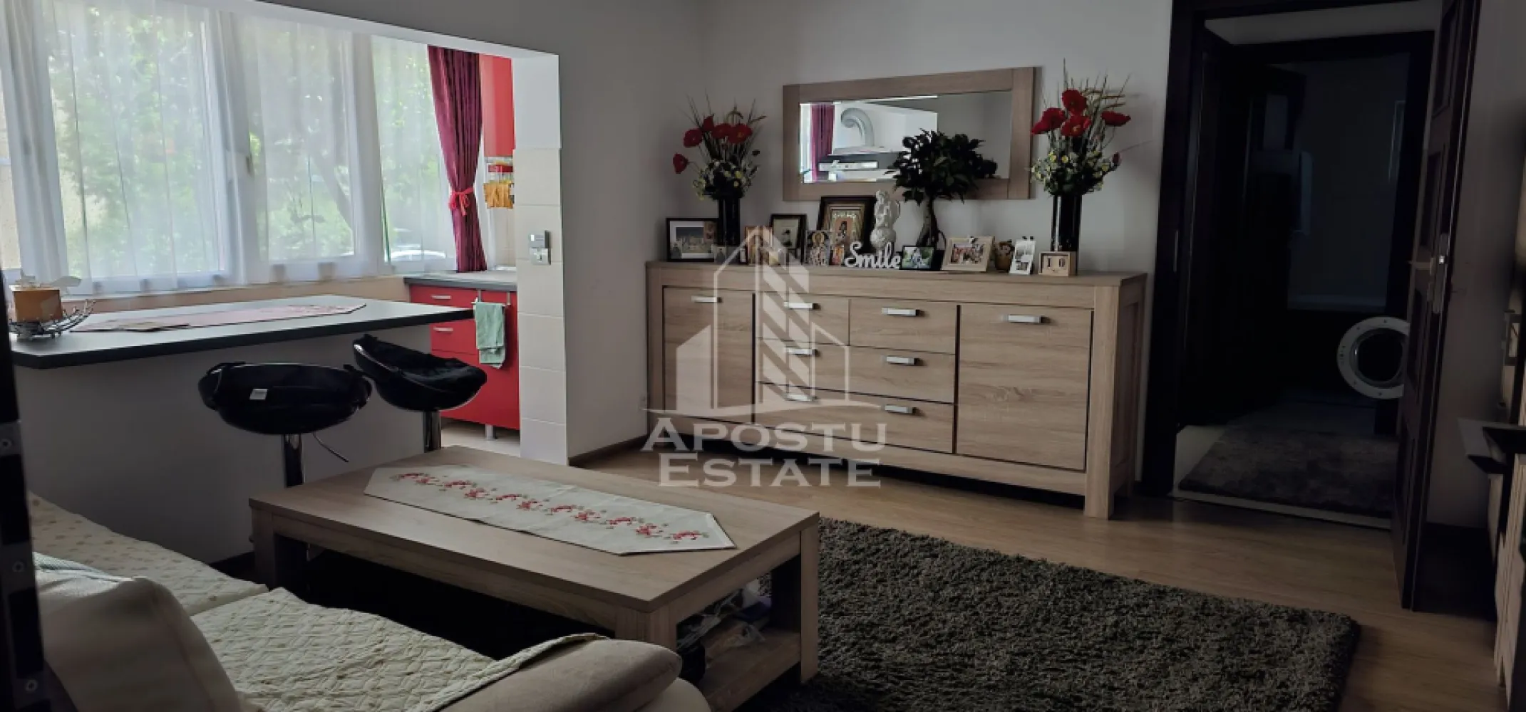 Apartament 2 camere de vânzare, zona Aradului, Timisoara - Agentia imobiliara APOSTU ESTATE va propune spre vanzare un apartament cu 2 camere transformat in 3 semidecomandat, parter inalt/4, situat in zona Aradului din Timisoara, judetul Timis.
Apartamentul este amplasat la parterul inalt al unui imobil construit in 1981 si are o suprafata utila de 53 mp plus balcon inchis.
De asemea detine o boxa inalta la subsol pentru depozitare, intrarea se face prin dormitor.
Confortul termic se realizeaza prin intermediul panourilor electrice radiante.
Compartimentare:
-hol de acces
- living cu bucatarie/zona de gatit in balcon
-camera
-dormitor cu acces catre boxa subsol
-hol de trecere
- baie cu cada si geam de aerisire
Îmbunătățiri aduse de către proprietar:
-renovat integral
-curent trifazic
-instalație incalzire cu panouri SunJoy, boiler 80l
-coloana separată de scurgere
-termostat in fiecare incapere
-termopane Salamander cu 7 camere si 3 foi de sticla, rulouri
Proprietatea se vinde mobilata si este o varianta ideala pentru familii, cuplu, investitie sau pentru activitati comerciale.
Vecinatati: Scoala generala nr.7 la 6 min cu masina, mijloace de transport in comun,magazine,banci,farmacii la 4 min de mers pe jos, Omv Aradului la 4 min cu masina, Iulius Mall la 5 min cu masina, Piata Unirii la 9 min cu masina, Universitatea de stiinte agricole la 7 min cu masina.
Agentia imobiliara Apostu Estate va ofera consultanta bancara gratuita prin intermediul colaboratorilor nostri pentru alegerea celui mai potrivit tip de credit, astfel incat tu sa devi noul proprietar al acestui apartament.
Va asteptam cu drag la o vizionare!
Id Intern: CP3149528