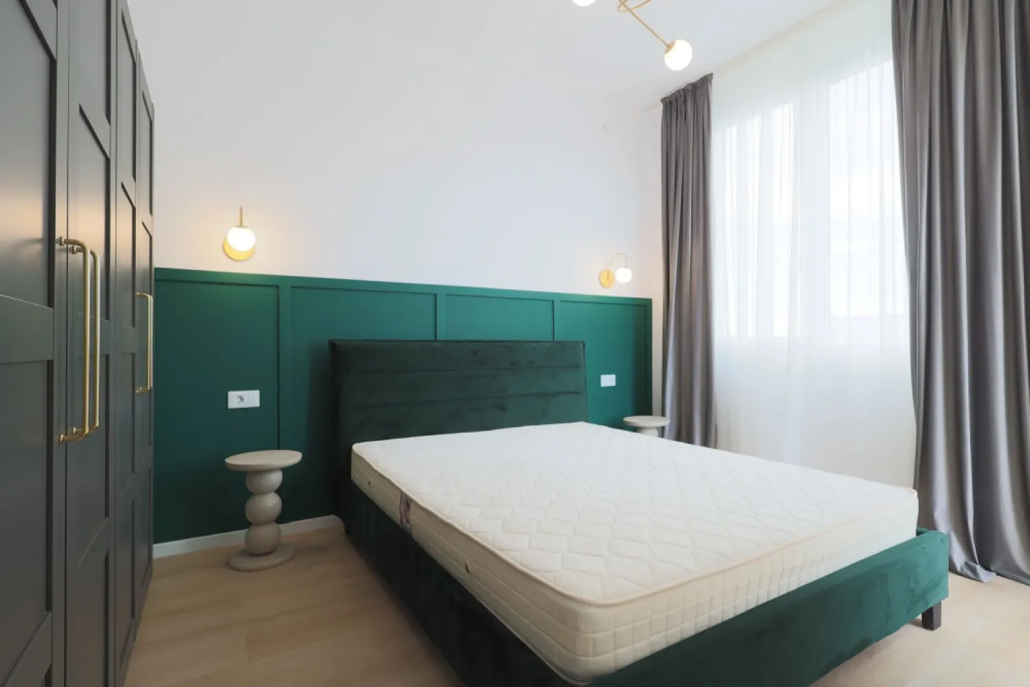 Penthouse NOU 3 camere - ARED LANGA AFI - direct de la dezvoltator - 🏙️Îți prezentăm un penthouse modern în cel mai nou bloc ARED AFI, cu finalizare la 30.11.2026 și preț direct de la dezvoltator - COMISION 0%
📍Complexul ARED este ideal pentru un stil de viață activ și confortabil, într-un complex securizat, cu 4 căi de acces și un parc privat de 1,6 hectare cu zone de relaxare, locuri de joacă, terenuri multisport și pistă de alergat.

✨ Compartimentare inteligentă:
- 2 dormitoare (unul matrimonial cu baie și dressing)
- living generos open-space cu bucătăria
- hol spațios
- a doua baie
- terasă mare de 17 mp cu priveliște superbă

📐 Suprafață:
- 71 mp utili + 17 mp terasă
- Etaj 6/6 | Bloc cu lift

🏗️ Stadiu și preț:
- Se vinde nefinisat la acest preț (TVA nu este inclus)
- Posibilitate de finisare și mobilare completă, contracost

✅ Avantaje:
- Localizare premium în complexul ARED AFI
- Acces rapid la AFI Arad și punctele cheie ale orașului
- Siguranță și facilități de top pentru întreaga familie
- Loc de parcare inclus

📞 Pentru mai multe detalii sună-mă la 0755 274 519 - Daniel Hord - Consultant ARED - Birou Centru.

Nu dispui de toată suma? Te ajutăm noi gratuit! Îți obținem oferte de la 16 bănci
Ai o proprietate de vânzare în Arad și vrei să știi cât valorează cu adevărat?
Sună-mă pentru o evaluare GRATUITĂ!