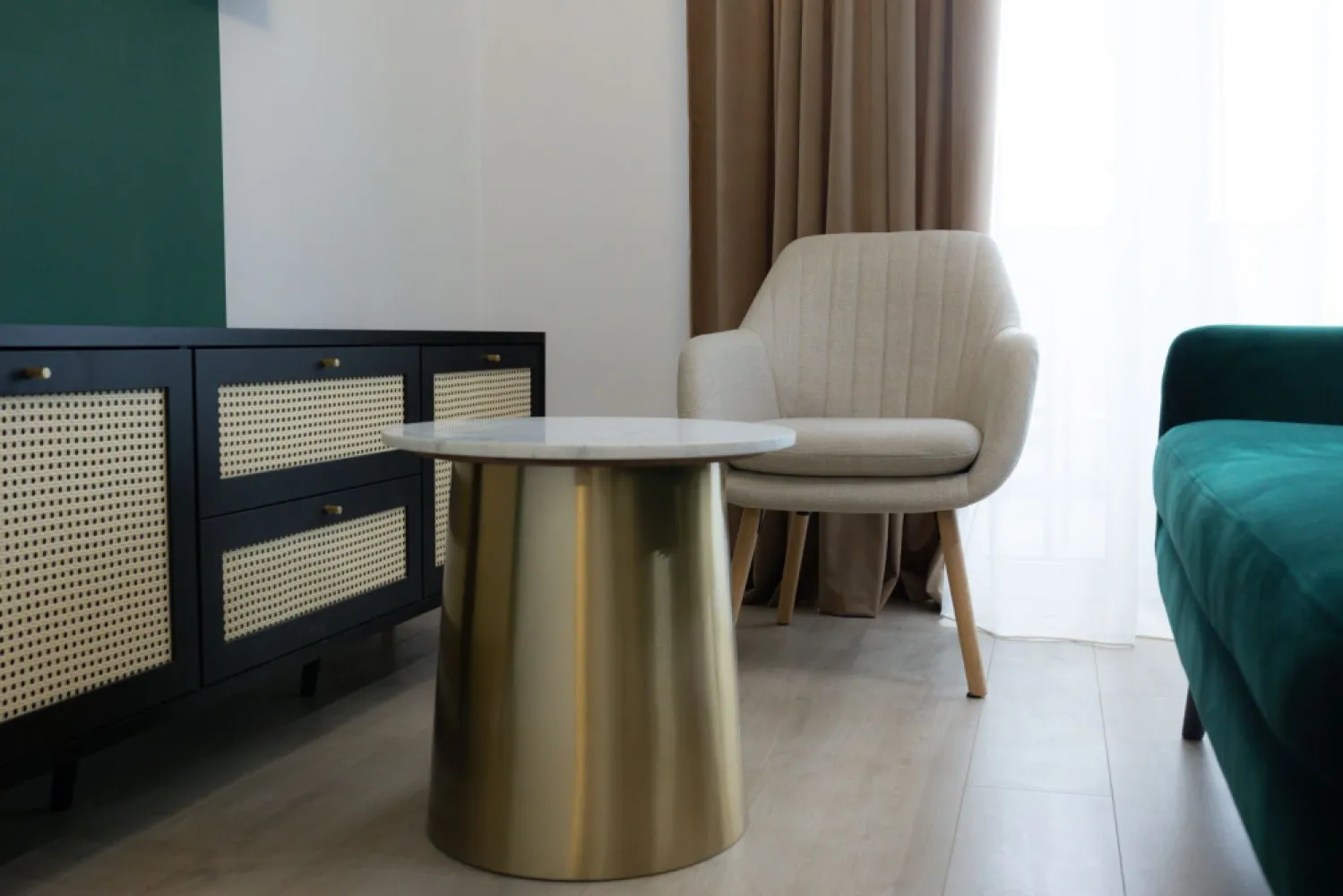Penthouse NOU 3 camere - ARED LANGA AFI - direct de la dezvoltator - 🏙️Îți prezentăm un penthouse modern în cel mai nou bloc ARED AFI, cu finalizare la 30.11.2026 și preț direct de la dezvoltator - COMISION 0%
📍Complexul ARED este ideal pentru un stil de viață activ și confortabil, într-un complex securizat, cu 4 căi de acces și un parc privat de 1,6 hectare cu zone de relaxare, locuri de joacă, terenuri multisport și pistă de alergat.

✨ Compartimentare inteligentă:
- 2 dormitoare (unul matrimonial cu baie și dressing)
- living generos open-space cu bucătăria
- hol spațios
- a doua baie
- terasă mare de 17 mp cu priveliște superbă

📐 Suprafață:
- 71 mp utili + 17 mp terasă
- Etaj 6/6 | Bloc cu lift

🏗️ Stadiu și preț:
- Se vinde nefinisat la acest preț (TVA nu este inclus)
- Posibilitate de finisare și mobilare completă, contracost

✅ Avantaje:
- Localizare premium în complexul ARED AFI
- Acces rapid la AFI Arad și punctele cheie ale orașului
- Siguranță și facilități de top pentru întreaga familie
- Loc de parcare inclus

📞 Pentru mai multe detalii sună-mă la 0755 274 519 - Daniel Hord - Consultant ARED - Birou Centru.

Nu dispui de toată suma? Te ajutăm noi gratuit! Îți obținem oferte de la 16 bănci
Ai o proprietate de vânzare în Arad și vrei să știi cât valorează cu adevărat?
Sună-mă pentru o evaluare GRATUITĂ!