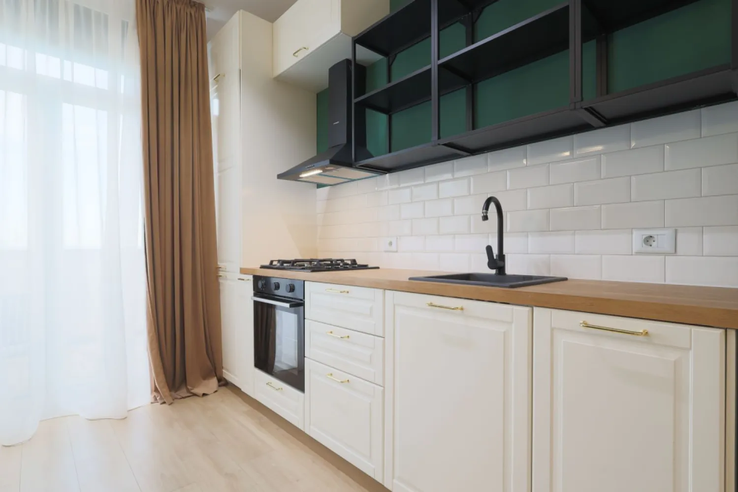 Penthouse NOU 3 camere - ARED LANGA AFI - direct de la dezvoltator - 🏙️Îți prezentăm un penthouse modern în cel mai nou bloc ARED AFI, cu finalizare la 30.11.2026 și preț direct de la dezvoltator - COMISION 0%
📍Complexul ARED este ideal pentru un stil de viață activ și confortabil, într-un complex securizat, cu 4 căi de acces și un parc privat de 1,6 hectare cu zone de relaxare, locuri de joacă, terenuri multisport și pistă de alergat.

✨ Compartimentare inteligentă:
- 2 dormitoare (unul matrimonial cu baie și dressing)
- living generos open-space cu bucătăria
- hol spațios
- a doua baie
- terasă mare de 17 mp cu priveliște superbă

📐 Suprafață:
- 71 mp utili + 17 mp terasă
- Etaj 6/6 | Bloc cu lift

🏗️ Stadiu și preț:
- Se vinde nefinisat la acest preț (TVA nu este inclus)
- Posibilitate de finisare și mobilare completă, contracost

✅ Avantaje:
- Localizare premium în complexul ARED AFI
- Acces rapid la AFI Arad și punctele cheie ale orașului
- Siguranță și facilități de top pentru întreaga familie
- Loc de parcare inclus

📞 Pentru mai multe detalii sună-mă la 0755 274 519 - Daniel Hord - Consultant ARED - Birou Centru.

Nu dispui de toată suma? Te ajutăm noi gratuit! Îți obținem oferte de la 16 bănci
Ai o proprietate de vânzare în Arad și vrei să știi cât valorează cu adevărat?
Sună-mă pentru o evaluare GRATUITĂ!