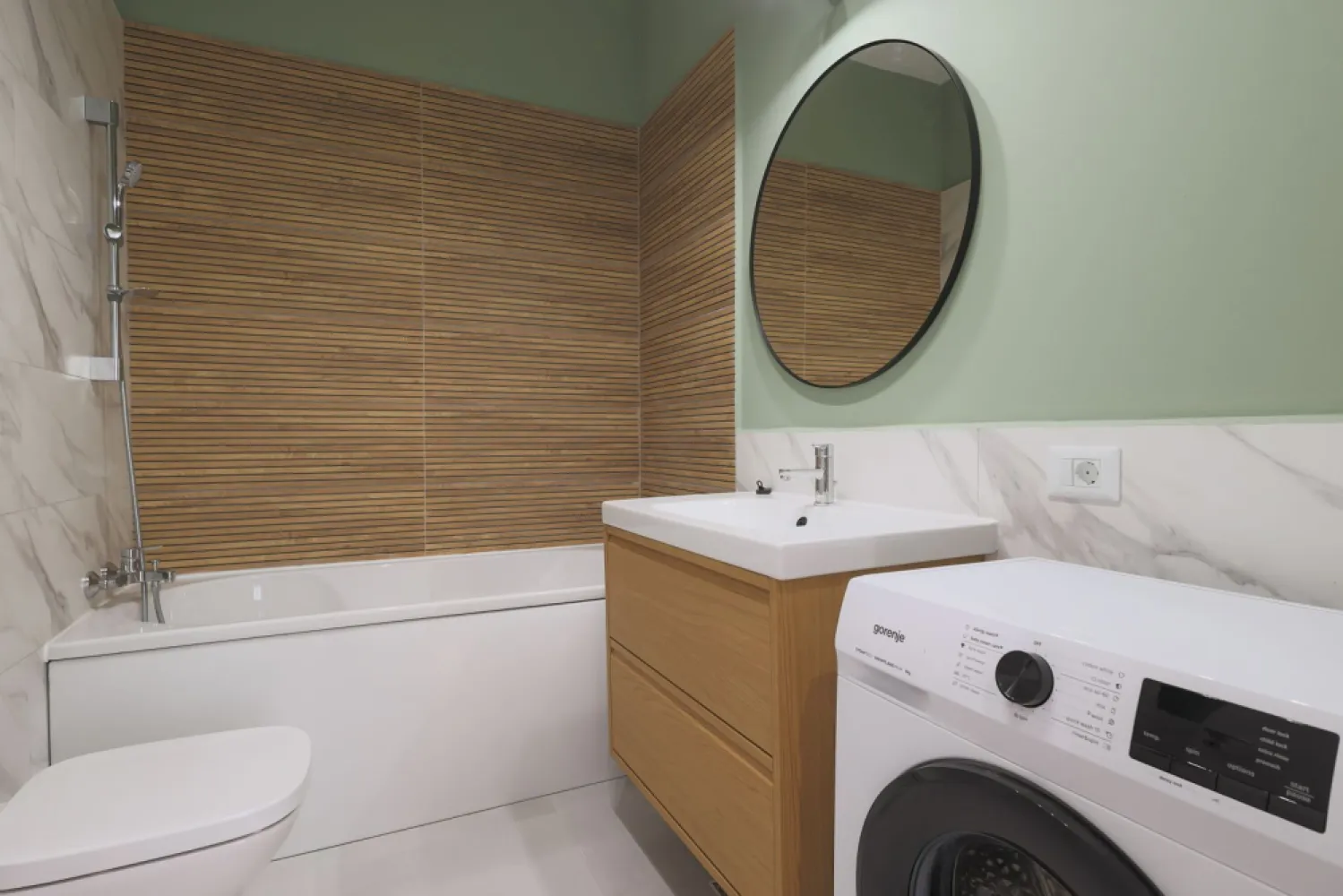 Penthouse NOU 3 camere - ARED LANGA AFI - direct de la dezvoltator - 🏙️Îți prezentăm un penthouse modern în cel mai nou bloc ARED AFI, cu finalizare la 30.11.2026 și preț direct de la dezvoltator - COMISION 0%
📍Complexul ARED este ideal pentru un stil de viață activ și confortabil, într-un complex securizat, cu 4 căi de acces și un parc privat de 1,6 hectare cu zone de relaxare, locuri de joacă, terenuri multisport și pistă de alergat.

✨ Compartimentare inteligentă:
- 2 dormitoare (unul matrimonial cu baie și dressing)
- living generos open-space cu bucătăria
- hol spațios
- a doua baie
- terasă mare de 17 mp cu priveliște superbă

📐 Suprafață:
- 71 mp utili + 17 mp terasă
- Etaj 6/6 | Bloc cu lift

🏗️ Stadiu și preț:
- Se vinde nefinisat la acest preț (TVA nu este inclus)
- Posibilitate de finisare și mobilare completă, contracost

✅ Avantaje:
- Localizare premium în complexul ARED AFI
- Acces rapid la AFI Arad și punctele cheie ale orașului
- Siguranță și facilități de top pentru întreaga familie
- Loc de parcare inclus

📞 Pentru mai multe detalii sună-mă la 0755 274 519 - Daniel Hord - Consultant ARED - Birou Centru.

Nu dispui de toată suma? Te ajutăm noi gratuit! Îți obținem oferte de la 16 bănci
Ai o proprietate de vânzare în Arad și vrei să știi cât valorează cu adevărat?
Sună-mă pentru o evaluare GRATUITĂ!