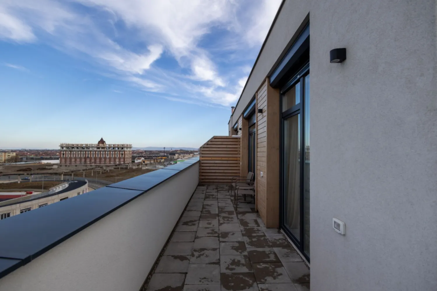 CEL MAI BUN PRET pentru un PENTHOUSE NOU – ARED LANGA AFI - COMISION 0 - Cauți un penthouse modern într-un bloc NOU, la un preț de neegalat? 
Acum ai ocazia!

📍 Situat în cel mai nou bloc ARED din complexul ARED AFI (finalizare: 30.11.2026), acest apartament se află într-un ansamblu securizat, cu 4 căi de acces și un parc privat de 1,6 hectare cu zone de relaxare, locuri de joacă, terenuri multisport și pistă de alergat.

✨ Detalii apartament:
- Suprafață: 46 mp utili + terasă 5 mp
- Etaj 6/6 | Bloc cu lift
- Compartimentare: living open-space cu bucătărie, dormitor, baie, terasă

💰 Preț & Avantaje:
- Cel mai bun preț pentru un penthouse NOU în ARED AFI
- Se vinde nefinisat (TVA nu este inclus)
- Opțiune de finisare și mobilare contracost
- Loc de parcare inclus in preț

✅ Unic pe piață – raport imbatabil între preț, localizare și confort!

📞 Contactează-mă pentru detalii la 0755 274 519 - Daniel Hord – Consultant ARED - Birou Centru.

Nu dispui de toată suma? Te ajutăm noi gratuit! Îți obținem oferte de la 16 bănci
Ai o proprietate de vânzare în Arad și vrei să știi cât valorează cu adevărat?
Sună-mă pentru o evaluare GRATUITĂ!