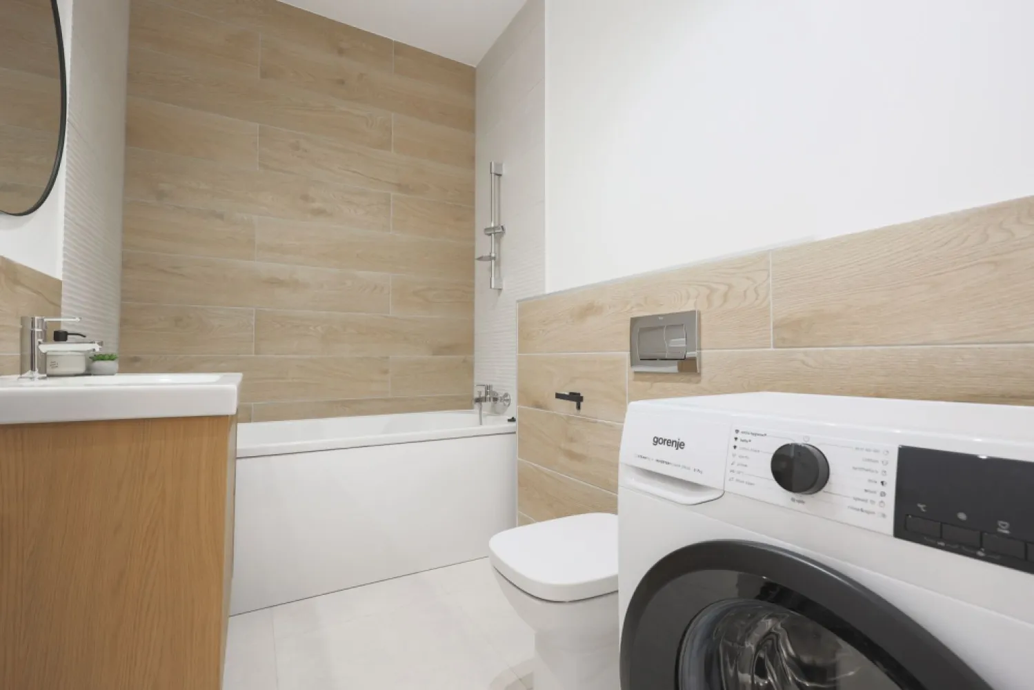 APARTAMENT NOU DE VANZARE – ARED LANGA AFI - direct de la dezvoltator - 📍 În cel mai nou bloc ARED din complexul ARED AFI, cu finalizare la 30.11.2026, îți prezentăm un apartament modern într-un complex securizat, cu 4 căi de acces și un parc privat de 1,6 hectare ce oferă:
✔ zone de relaxare
✔ locuri de joacă
✔ terenuri multisport
✔ pistă de alergat

✨ Detalii apartament:
- Suprafață: 46 mp utili
- Etaj: 1/6, bloc cu lift
- Compartimentare: living open-space cu bucătăria, dormitor, baie, hol, balcon deschis
- Loc de parcare inclus în preț

🏗️ Stadiu și preț:
- Se vinde nefinisat (TVA nu este inclus)
- Opțiune de finisare și mobilare contracost

✅ Avantaje:
- Bloc nou, într-o zonă premium ARED
- Acces rapid la facilități de sport și relaxare
- Preț avantajos + loc de parcare inclus

📞 Detalii și vizionări: 0755 274 519 - Daniel Hord – Consultant ARED - Birou Centru.

Nu dispui de toată suma? Te ajutăm noi gratuit! Îți obținem oferte de la 16 bănci
Ai o proprietate de vânzare în Arad și vrei să știi cât valorează cu adevărat?
Sună-mă pentru o evaluare GRATUITĂ!