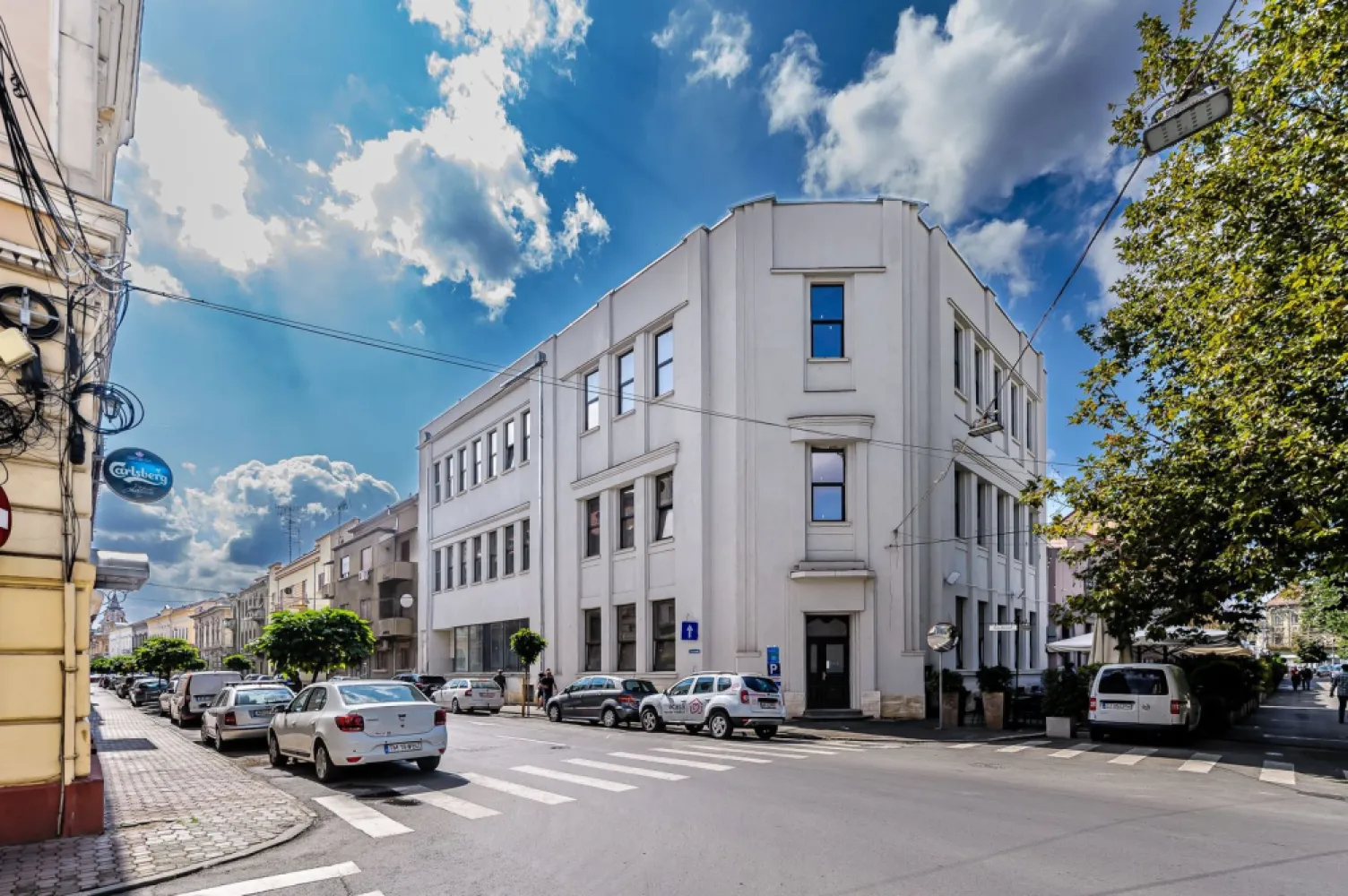 Clădire ultracentrală de vânzare Bulevardul Decebal Comision 0 - Comision 0%
Vă prezint în exclusivitate o oportunitate rară de achiziție a unei clădiri emblematice, situată pe cea mai bună și mai căutată arteră din Arad – Bulevardul Decebal.

✔ Regim de înălțime: demisol + parter + etaj 1 și 2
✔ Suprafață total construită: 1.900 mp
✔ Exterior complet renovat: fațadă și acoperiș tip terasă refăcute integral
✔ Interior open space – doar stâlpi și grinzi de susținere, ușor adaptabil oricărui tip de proiect
✔ Flexibilitate maximă pentru recompartimentare și personalizare

Această proprietate reprezintă o valoare de investiție unică, potrivită pentru:
 • Sediu de firmă sau instituție
 • Centru de birouri moderne
 • Clinici medicale, centre educaționale
 • Spații comerciale premium

Locația face diferența: poziționarea ultracentrală, pe cel mai valoros bulevard al Aradului, garantează vizibilitate maximă, prestigiu și acces facil.

📍 O clădire care poate deveni fundamentul unui business de succes, exact în inima orașului.

📞 Pentru detalii și programarea unei vizionări:
Blaga Flavius – 0754467525 Consultant imobiliar acreditat APAIR (Asociația Profesională a Agenților Imobiliari din România)

Nu dispui de toată suma? Te ajutăm noi gratuit! Îți obținem oferte de la 16 bănci.
Ai o proprietate de vânzare în Arad și vrei să știi cât valorează cu adevărat?

Birou: ACASĂ | Agenție imobiliară Arad
Adresă: Bulevardul Decebal 2, Arad 310133