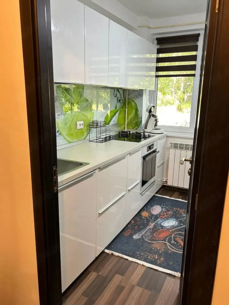 De inchiriat apartament 2 camere Mazepa 2, parter, 450 E - Se ofera spre inchiriere apartament cu 2 camere, situat la parter, în cartierul Mazepa 2, într-o zonă liniștită și foarte bine poziționată.
Localizare excelentă:
- Aproape de magazine, farmacii și școli
- Acces facil la mijloacele de transport în comun
- La câteva minute de Faleza Dunării
- În apropierea tuturor punctelor de interes necesare pentru un stil de viață confortabil.
Detalii apartament:
- 2 camere
- Parter
- Complet mobilat și utilat
- Centrală termică proprie
- Dispune de toate utilitățile și electrocasnicele necesare
- Curat și bine întreținut
- Disponibil imediat.
 Se închiriază pe termen lung, persoanelor serioase și responsabile.
Chirie 450 euro.
Garantie returnabila 450 euro.
Se percepe comision de tranzactionare.
Pentru mai multe informații sau pentru programarea unei vizionări, vă rog să mă contactați 0741.030.291 Marilena, Agentia Mag Invest.