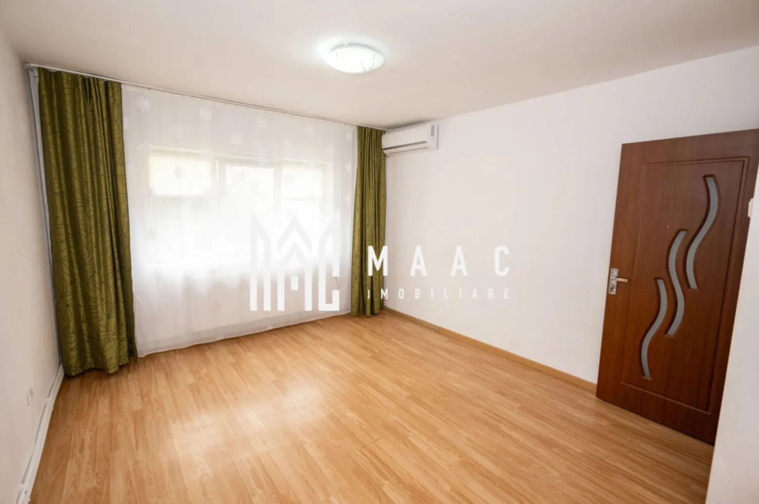 GARSONIERA| ETAJ 2| CENTRALA TERMICA| ZONA NORD - Maac Imobiliare vă propune spre vânzare o garsonieră situată într-o zonă apreciată a municipiului Râmnicu Vâlcea – Cartier Nord, Strada Rapsodiei

Proprietatea este amplasată la etajul 2 intr-un imobil cu 4 etaje și dispune de o suprafață de 32 mp. Garsoniera este decomandată, oferind un spațiu bine compartimentat și confortabil.

Dotări și beneficii:
Centrală termică proprie
Aer condiționat
Bloc cu regim redus de înălțime
Etaj intermediar
Se vinde nemobilată, oferind posibilitatea amenajării după propriul gust

Preț vânzare: 49.900 €

Pentru mai multe detalii și programarea unei vizionări, vă invităm să contactați Maac Imobiliare CP3181861