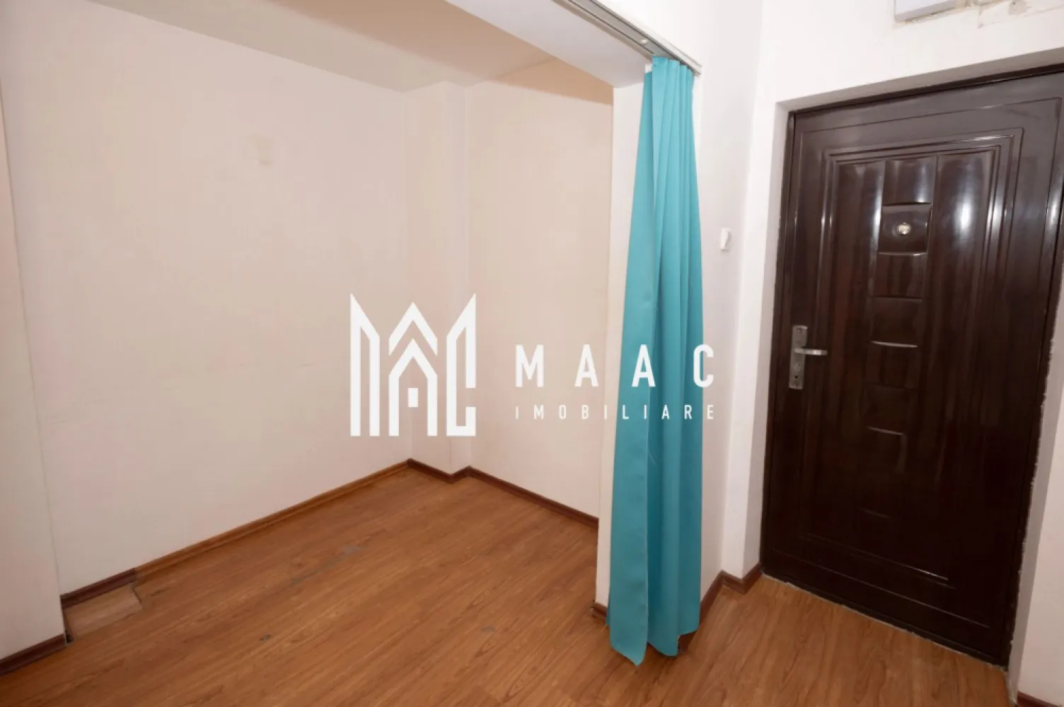 GARSONIERA| ETAJ 2| CENTRALA TERMICA| ZONA NORD - Maac Imobiliare vă propune spre vânzare o garsonieră situată într-o zonă apreciată a municipiului Râmnicu Vâlcea – Cartier Nord, Strada Rapsodiei

Proprietatea este amplasată la etajul 2 intr-un imobil cu 4 etaje și dispune de o suprafață de 32 mp. Garsoniera este decomandată, oferind un spațiu bine compartimentat și confortabil.

Dotări și beneficii:
Centrală termică proprie
Aer condiționat
Bloc cu regim redus de înălțime
Etaj intermediar
Se vinde nemobilată, oferind posibilitatea amenajării după propriul gust

Preț vânzare: 49.900 €

Pentru mai multe detalii și programarea unei vizionări, vă invităm să contactați Maac Imobiliare CP3181861