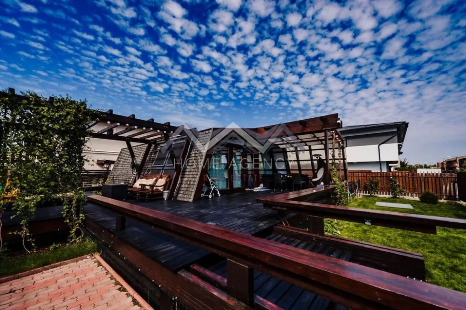 Casă premium pe parter, 3 camere – Otopeni Central - Vă prezentăm, spre vânzare, o locuință premium pe structură de lemn, situată într-un complex rezidențial modern și bine organizat, amplasat într-una dintre cele mai apreciate zone din Otopeni, foarte aproape de toate facilitățile urbane (magazine, transport in comun, școli, grădinițe). Construită exclusiv pe parter, casa oferă un stil de viață confortabil și rafinat, cu 3 camere atent compartimentate și ferestre mari, panoramice, ce asigură o luminozitate naturală excelentă și o atmosferă caldă, aerisită, pe tot parcursul zilei. Structura de lemn, alături de materialele de calitate și conceptul arhitectural contemporan, contribuie la eficiență energetică ridicată, confort termic superior și un climat interior sănătos. Compartimentarea este gândită pentru funcționalitate maximă, fiind ideală atât pentru o familie, cât și pentru un cuplu care își dorește liniște și intimitate. Complexul rezidențial oferă un cadru sigur și plăcut, cu acces controlat, vecinătăți selecte și infrastructură modernă, păstrând în același timp acces rapid către zone comerciale, transport, școli și puncte de interes. Această proprietate reprezintă alegerea ideală pentru cei care caută o casă luminoasă, eficientă și elegantă, într-un ansamblu rezidențial de calitate, aproape de toate facilitățile urbane. Programează-te acum pentru o vizionare! Dacă aveți o proprietate de vânzare/închiriere sau sunteți interesați de o proprietate aflată în portofoliul agenției noastre, vă rugăm să ne contactați la numărul de telefon din anunț sau pe adresa de email contact@homeagency.ro.