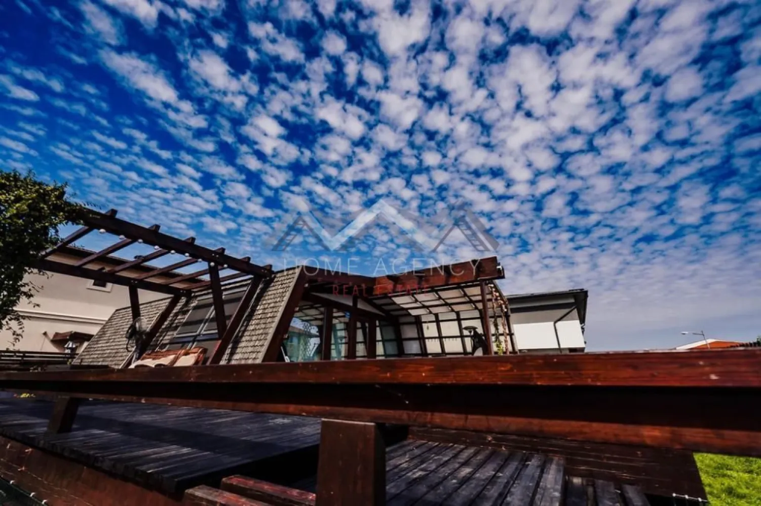 Casă premium pe parter, 3 camere – Otopeni Central - Vă prezentăm, spre vânzare, o locuință premium pe structură de lemn, situată într-un complex rezidențial modern și bine organizat, amplasat într-una dintre cele mai apreciate zone din Otopeni, foarte aproape de toate facilitățile urbane (magazine, transport in comun, școli, grădinițe). Construită exclusiv pe parter, casa oferă un stil de viață confortabil și rafinat, cu 3 camere atent compartimentate și ferestre mari, panoramice, ce asigură o luminozitate naturală excelentă și o atmosferă caldă, aerisită, pe tot parcursul zilei. Structura de lemn, alături de materialele de calitate și conceptul arhitectural contemporan, contribuie la eficiență energetică ridicată, confort termic superior și un climat interior sănătos. Compartimentarea este gândită pentru funcționalitate maximă, fiind ideală atât pentru o familie, cât și pentru un cuplu care își dorește liniște și intimitate. Complexul rezidențial oferă un cadru sigur și plăcut, cu acces controlat, vecinătăți selecte și infrastructură modernă, păstrând în același timp acces rapid către zone comerciale, transport, școli și puncte de interes. Această proprietate reprezintă alegerea ideală pentru cei care caută o casă luminoasă, eficientă și elegantă, într-un ansamblu rezidențial de calitate, aproape de toate facilitățile urbane. Programează-te acum pentru o vizionare! Dacă aveți o proprietate de vânzare/închiriere sau sunteți interesați de o proprietate aflată în portofoliul agenției noastre, vă rugăm să ne contactați la numărul de telefon din anunț sau pe adresa de email contact@homeagency.ro. }}