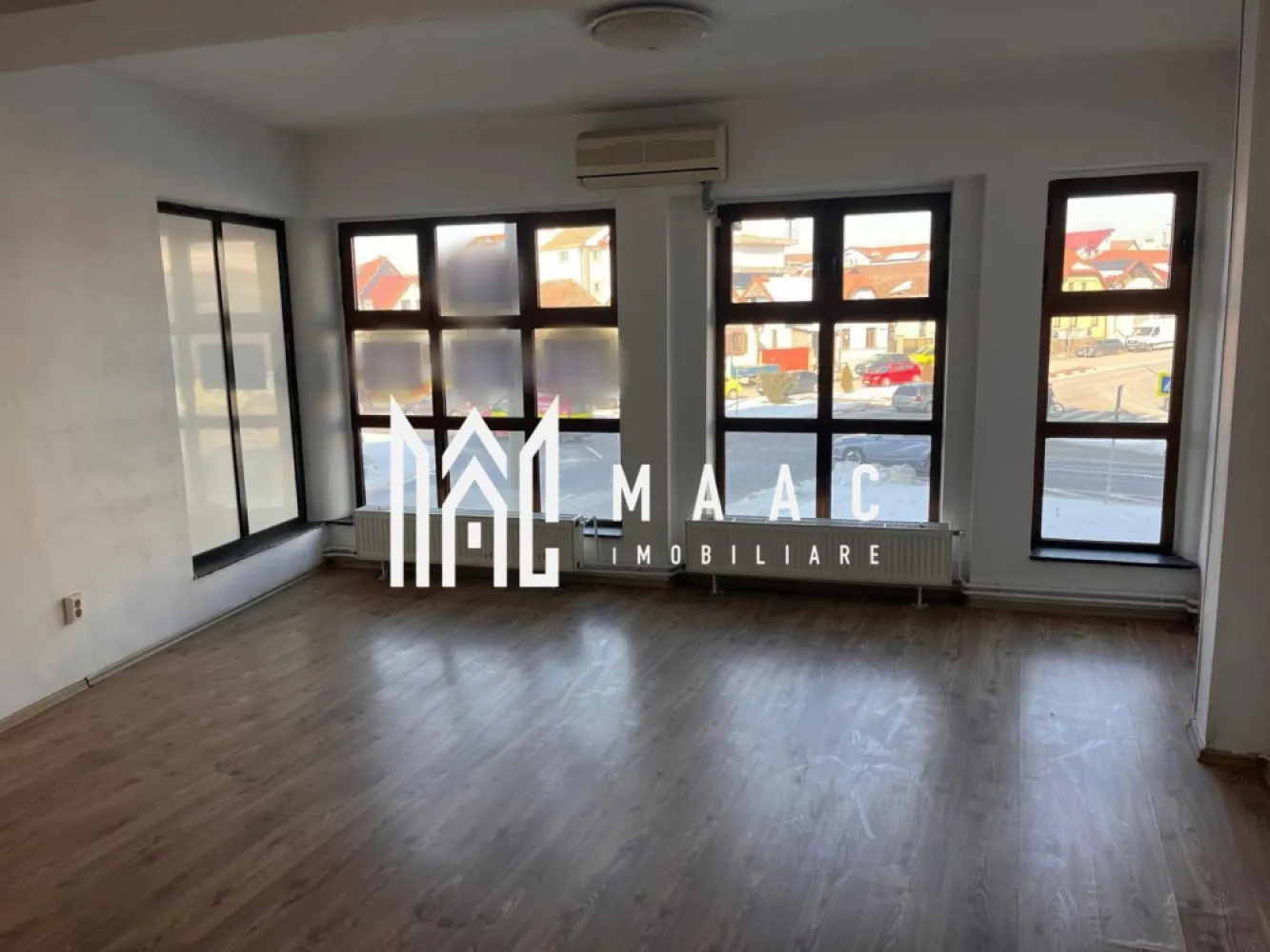 Spatiu comercial | 35 MP | Turnisor - Maac Imobiliare vă propune spre închiriere un spațiu comercial cu suprafața de 35 mp, situat într-o clădire de birouri, pretabil pentru activități profesionale și de servicii. Caracteristici principale: Suprafață utilă: 35 mp Destinație: spațiu comercial / birou Grup sanitar propriu Compartimentare: open-space (posibilitate de compartimentare, în funcție de necesități). Avantaje: -spațiu adaptabil pentru diverse tipuri de activități, mediu profesional, potrivit pentru birouri și servicii acces facil Spațiul este pretabil pentru birou individual, firmă de servicii, consultanță, contabilitate, IT, cabinet profesional, sau alte activități compatibile cu destinația clădirii. Pentru programarea unei vizionări sau mai multe detalii , vă invităm să contactați MAAC Imobiliare, specificând codul proprietății ID: CP2881257. }}