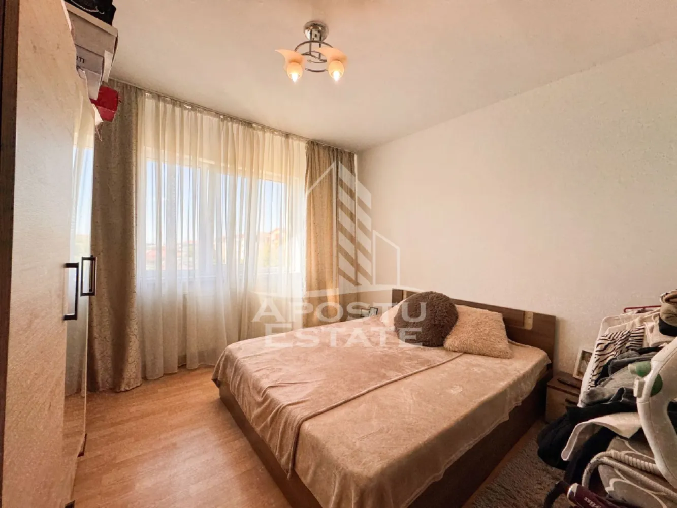 Apartament 4 camere | Decomandat | 80mp | Etaj 4/5 | La cheie | Turist - APOSTU ESTATE va propune spre vanzare un apartament cu 4 camere decomandate, situat la etajul 4 al unui imobil cu 5 etaje, aflat in cartierul Sagului, zona Turist.

Apartamentul are o suprafata utila de 80mp, compartimentata astfel:
- 3 dormitoare
- 1 sufragerie
- 1 bucatarie 
- 2 bai
- 2 holuri de acces
- 1 balcon de 5mp

Confortul termic este asigurat prin intermediul centralei termice proprii si este sustinut prin izolatia exterioara a imobilului.

Apartamentul se vinde mobilat si utilat complet, conform pozelor.

Apartamentul a beneficiat de renovare completa in anul 2019, fiind schimbate inclusiv instalatiile electrice si sanitare.

Amplasarea imobilului, ofera acces facil catre punctele cu interes major din oras, magazine, statiile mijloacelor de transport in comun sau unitati de invatamant.

Nu ezitati sa ne contactati pentru stabilirea unei vizionari sau alte detalii suplimentare.