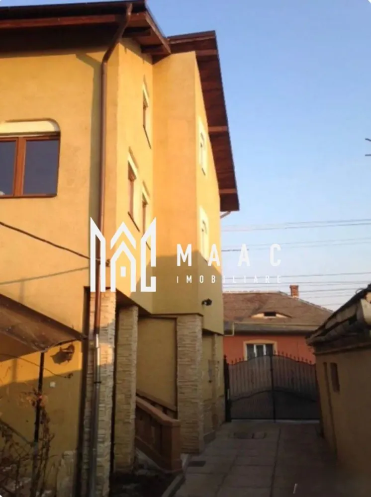 Spatiu comercial | 30 MPU | Balcon | Lazaret - Maac Imobiliare vă propune spre închiriere spațiu comercial cu destinație birouri / servicii, având o suprafață utilă de 30 mp, compartimentat eficient și beneficiind de lumină naturală generoasă. Caracteristici generale: Suprafață utilă totală: 30 mp Compartimentare funcțională, adaptabilă pentru multiple tipuri de activități Acces facil și poziționare avantajoasă Locuri de parcare publice fără plată disponibile pe stradă – avantaj major în Sibiu La aproximativ 7 minute de mers pe jos de Gara Mara (650 m) Compartimentare interioară: Cameră principală de lucru: 22,10 mp Spațiu luminos, aerisit, ideal pentru birou, cabinet sau activități cu public Spațiu depozitare / dressing / arhivă (debara): destinat depozitării documentelor, arhivei sau echipamentelor, contribuind la menținerea unui spațiu de lucru organizat Hol de acces Grup sanitar propriu, complet utilat. Facilități exterioare: Balcon generos, cu vedere spre curtea interioară ideal pentru pauze de relaxare, cafea sau aerisire naturală Destinație și utilizări recomandate: Spațiul este versatil, oferă liniște și intimitate, fiind potrivit pentru: sediu firmă / spațiu profesional cu activitate mixtă birou individual (avocatură, notariat) contabilitate, consultanță, servicii financiare firmă de training, cursuri, creație firmă IT, marketing, digital showroom de servicii cabinet de psihologie, coaching clinică medicală, centru de terapii centru beauty & wellness (masaj, manichiură/pedichiură, coafor, yoga studio etc.) Mențiuni privind amenajarea: Imaginile prezentate au caracter strict orientativ, reprezentând propuneri de design și variante de amenajare. Spațiul se închiriază nemobilat, oferind viitorului chiriaș libertate totală de personalizare în funcție de specificul activității desfășurate. Condiții de închiriere: Se percepe o garanție în cuantumul unei chirii lunare. Pentru mai multe detalii și programarea unei vizionări, vă invităm să contactați MAAC Imobiliare, specificând ID: CP2878691 }}