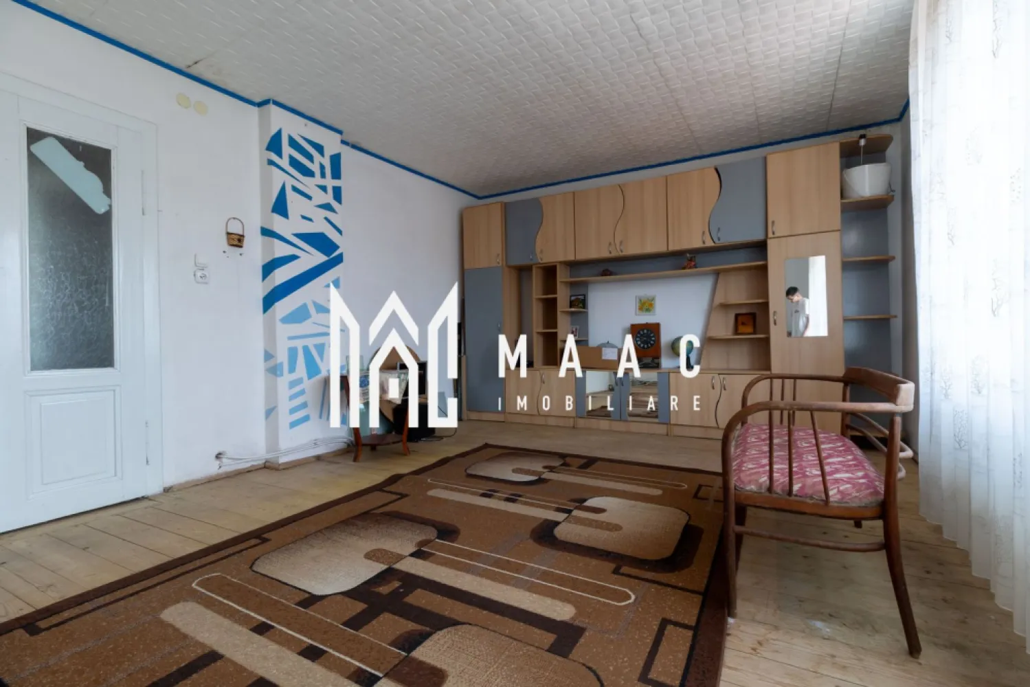 Casa 3 camere I Teren 548 mp I Garaj I Zona Trei Stejari - Propunem spre vanzare o casa tip duplex situata pe un teren de 548mp ,in zona Trei stejari. Proprietatea , cu regim de inaltime S+P+E+P, are in componenta: la parter (72mpu)-living, hol de acces, bucatarie inchisa cu debara, baie, terasa, casa scarii; la etaj (66mpu): 2 dormitoare spatioase, baie, balcon, acces la podul inalt. La subsol (49mp): 2 incaperi pentru depozitare, o debara si 2 holuri. Curtea este generoasa, cu acces auto, garaj si o anexa in care este amenajat un apartament micut pentru oaspeti. Incalzirea se face cu centrala (lemne / gaz) si calorifere. Casa necesita modernizare. Se preda nemobilata/neutilata. Disponibila imediat. Zona este selecta, linistita, cu excelent potential imobiliar. Pentru mai multe detalii precizati telefonic ca ati vazut anuntul cu ID: CP2025742 }}