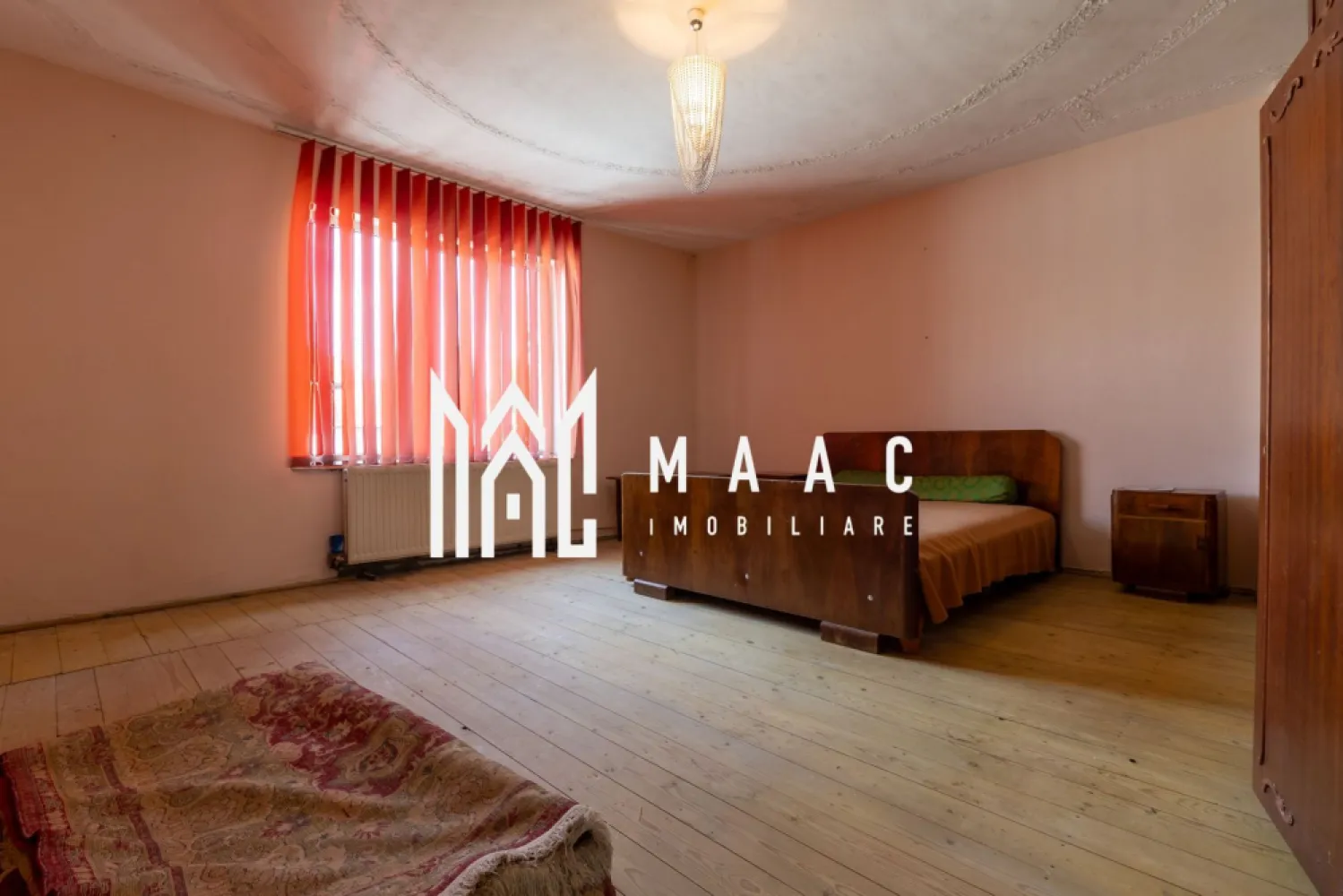 Casa 3 camere I Teren 548 mp I Garaj I Zona Trei Stejari - Propunem spre vanzare o casa tip duplex situata pe un teren de 548mp ,in zona Trei stejari. Proprietatea , cu regim de inaltime S+P+E+P, are in componenta: la parter (72mpu)-living, hol de acces, bucatarie inchisa cu debara, baie, terasa, casa scarii; la etaj (66mpu): 2 dormitoare spatioase, baie, balcon, acces la podul inalt. La subsol (49mp): 2 incaperi pentru depozitare, o debara si 2 holuri. Curtea este generoasa, cu acces auto, garaj si o anexa in care este amenajat un apartament micut pentru oaspeti. Incalzirea se face cu centrala (lemne / gaz) si calorifere. Casa necesita modernizare. Se preda nemobilata/neutilata. Disponibila imediat. Zona este selecta, linistita, cu excelent potential imobiliar. Pentru mai multe detalii precizati telefonic ca ati vazut anuntul cu ID: CP2025742 }}