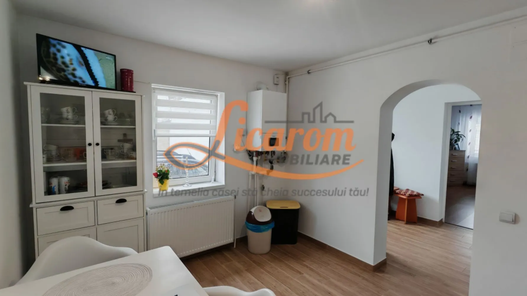 SANPETRU .Casa pretabila 2 familii ( Parinti + copil),singur in curte. - Licarom Imobiliare propune spre vanzare o casa PRETABILA PENTRU 2 FAMILII in zona mediana a localitatii SANPETRU .

Casa este desfasurata pe parter ,partial mansarda si pod liber unde se poate extinde spatiul locativ.

Casa a fost amenajata pentru a fi locuita de 2 familii (mama si fiul) , si momentan are 2 intrari din curte , are 2 bai si 2 bucatarii.
Poate fi folosita in acelasi mod sau cu investitii minine se poate transforma intr-o casa cu 3 camere cu 2 bai si posibiliate de extindere in podul casei care este destul de generos.

Casa a fost COMPLET REABILITATA si REAMENAJATA cu toate instalatiile electrice,sanitare si termice schimbate in anul 2025.

Curtea este intima si cocheta si are acces auto.

Proprietatea este LIBERA,DISPONIBILA PENTRU MUTARE IMEDIATA.

Pretul este de 128900 euro.

Pentru tranzactionarea acestei proprietati,agentia percepe comision de 2%.

Pentru mai detalii sau programari la vizionare,nu ezitati sa ne contactati la telefon 0741059397 Consultant imobiliar Calin.