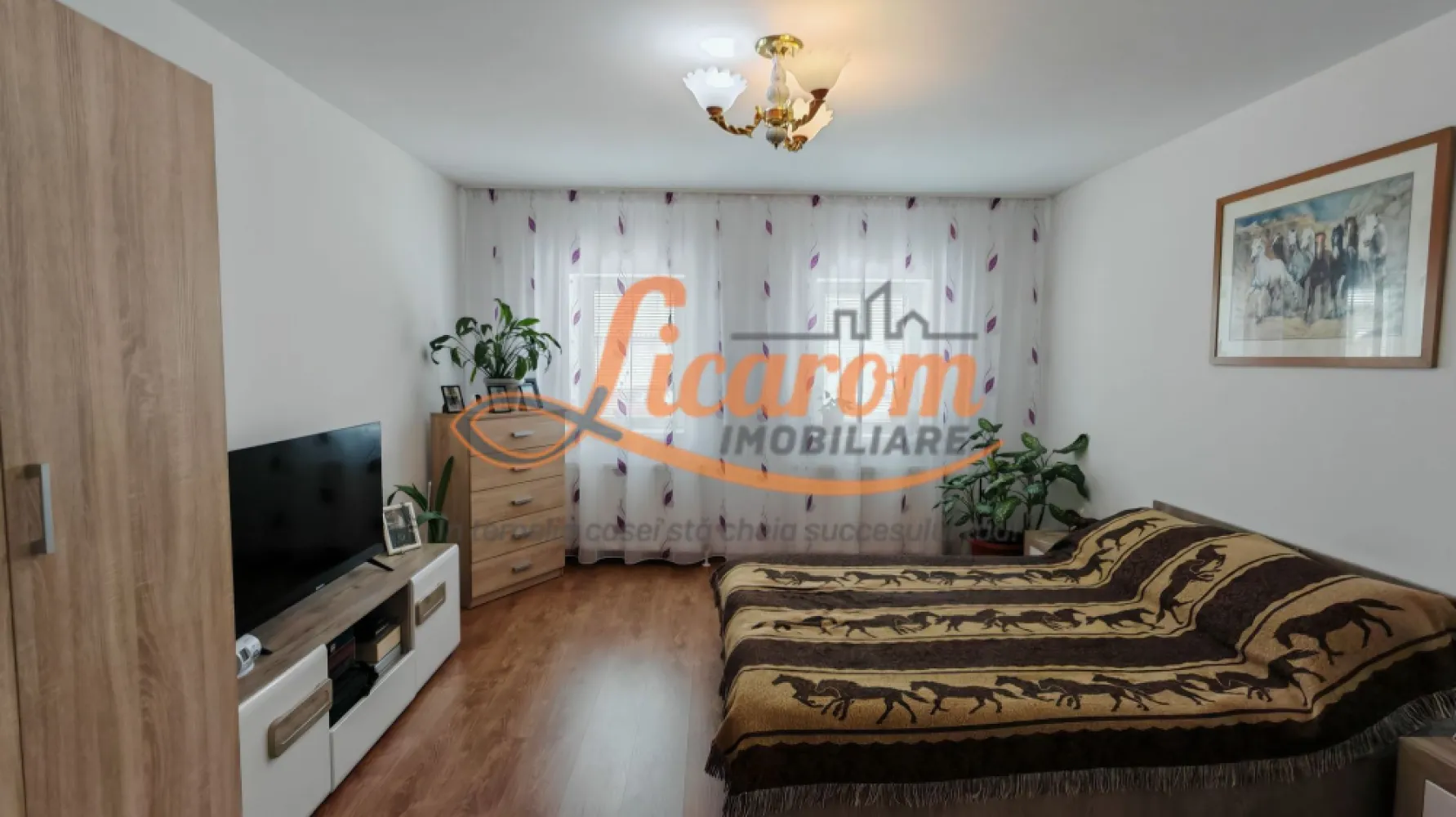 SANPETRU .Casa pretabila 2 familii ( Parinti + copil),singur in curte. - Licarom Imobiliare propune spre vanzare o casa PRETABILA PENTRU 2 FAMILII in zona mediana a localitatii SANPETRU .

Casa este desfasurata pe parter ,partial mansarda si pod liber unde se poate extinde spatiul locativ.

Casa a fost amenajata pentru a fi locuita de 2 familii (mama si fiul) , si momentan are 2 intrari din curte , are 2 bai si 2 bucatarii.
Poate fi folosita in acelasi mod sau cu investitii minine se poate transforma intr-o casa cu 3 camere cu 2 bai si posibiliate de extindere in podul casei care este destul de generos.

Casa a fost COMPLET REABILITATA si REAMENAJATA cu toate instalatiile electrice,sanitare si termice schimbate in anul 2025.

Curtea este intima si cocheta si are acces auto.

Proprietatea este LIBERA,DISPONIBILA PENTRU MUTARE IMEDIATA.

Pretul este de 128900 euro.

Pentru tranzactionarea acestei proprietati,agentia percepe comision de 2%.

Pentru mai detalii sau programari la vizionare,nu ezitati sa ne contactati la telefon 0741059397 Consultant imobiliar Calin.
